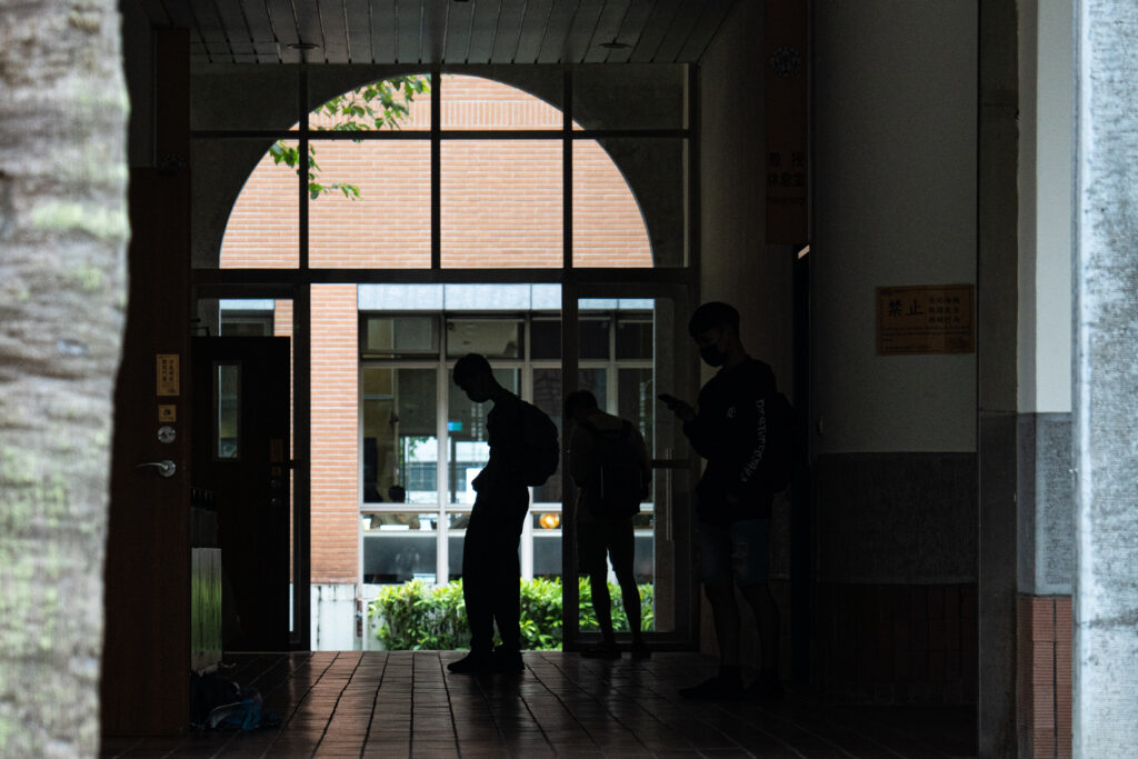 在找尋人生方向的途中，不少大學生曾感到迷惘無助。（攝影／王崴漢）