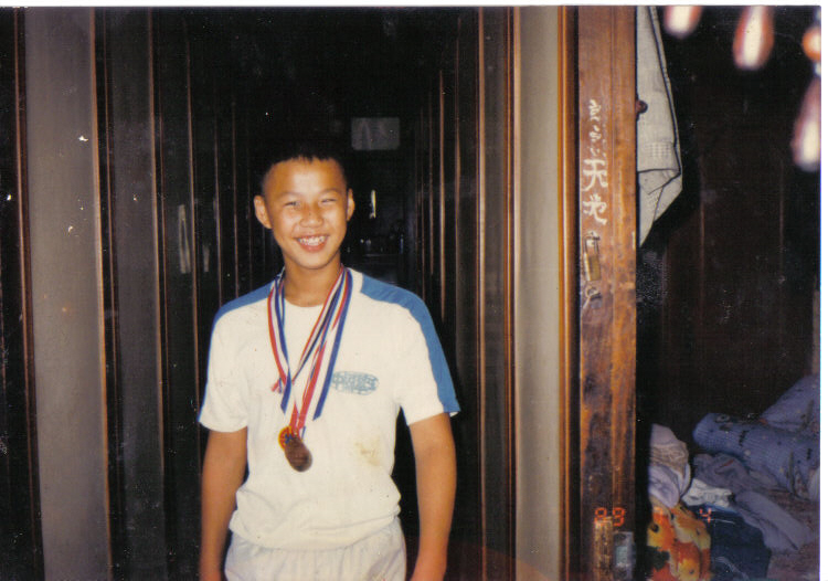 國中時期就讀台北市立啟明學校的蕭煌奇,身上掛的都是參加歌唱比賽獲得的獎牌。(圖片提供/蕭煌奇)