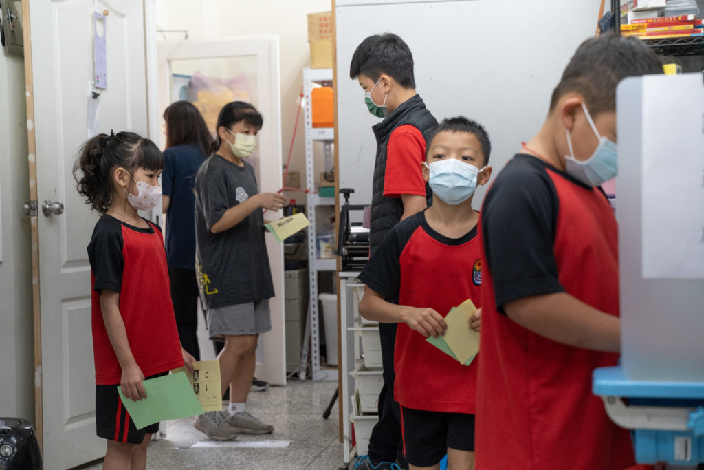 宜蘭縣大里國小自治鎮長選舉投票,老師、學生都有投票權。(攝影/唐佐欣)