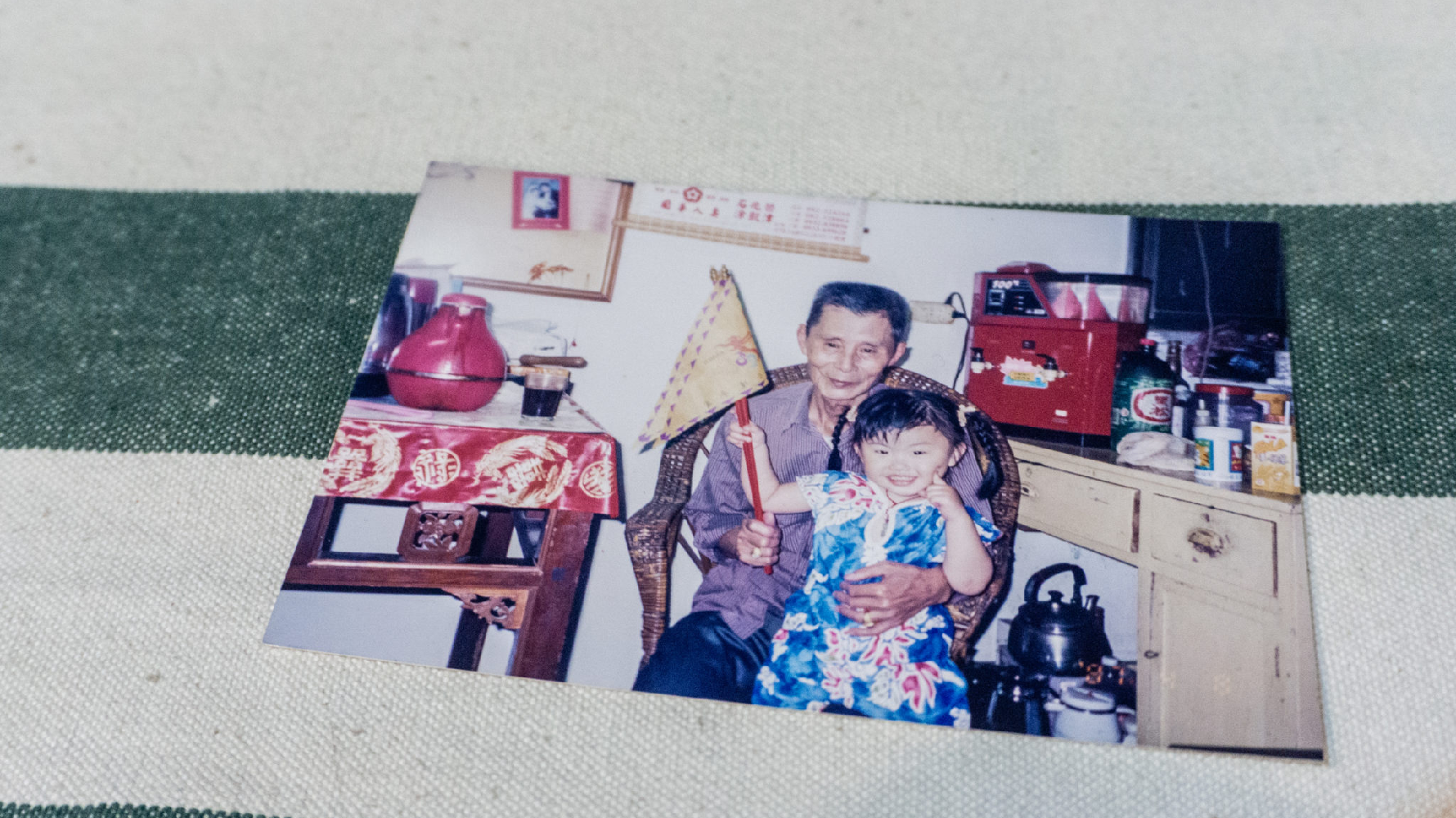 王丞瀞與外公馬根壽合影。（攝影／王婕安）