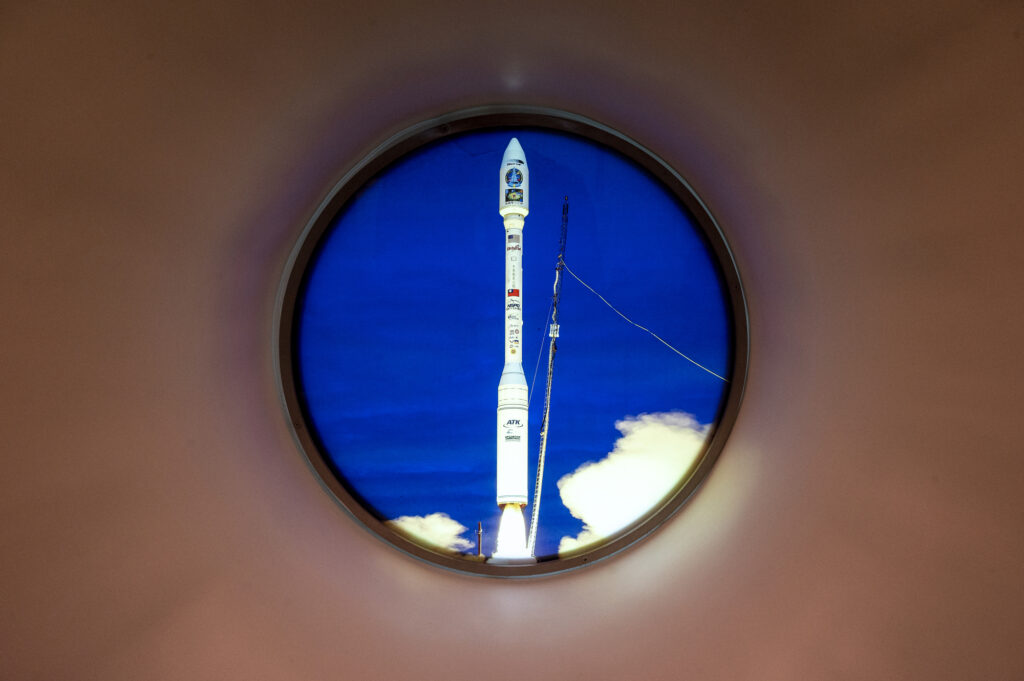 國家太空中心內部展示的福衛二號發射影像。(攝影/林彥廷)