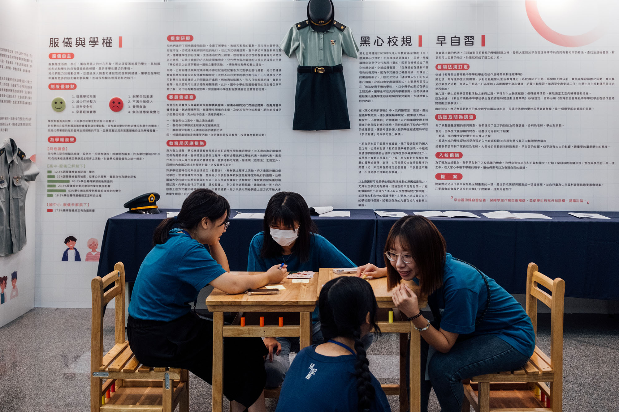 兒少代表們提案經常得準備數百小時，廣泛蒐集資料、詢問各領域專家意見，但卻容易被政府官員的一句話打回。圖為新北市兒少代表10週年成果展展區。（攝影／余志偉）