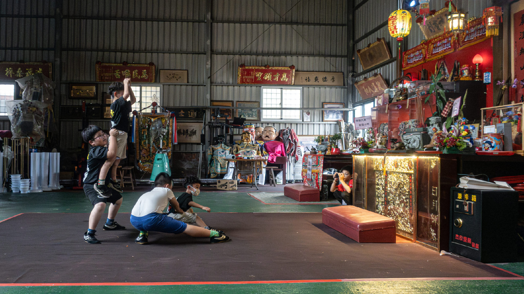 青年們於下課後來到天震堂，在神像面前演繹獅子的各種姿態。（攝影／蕭羽姍）