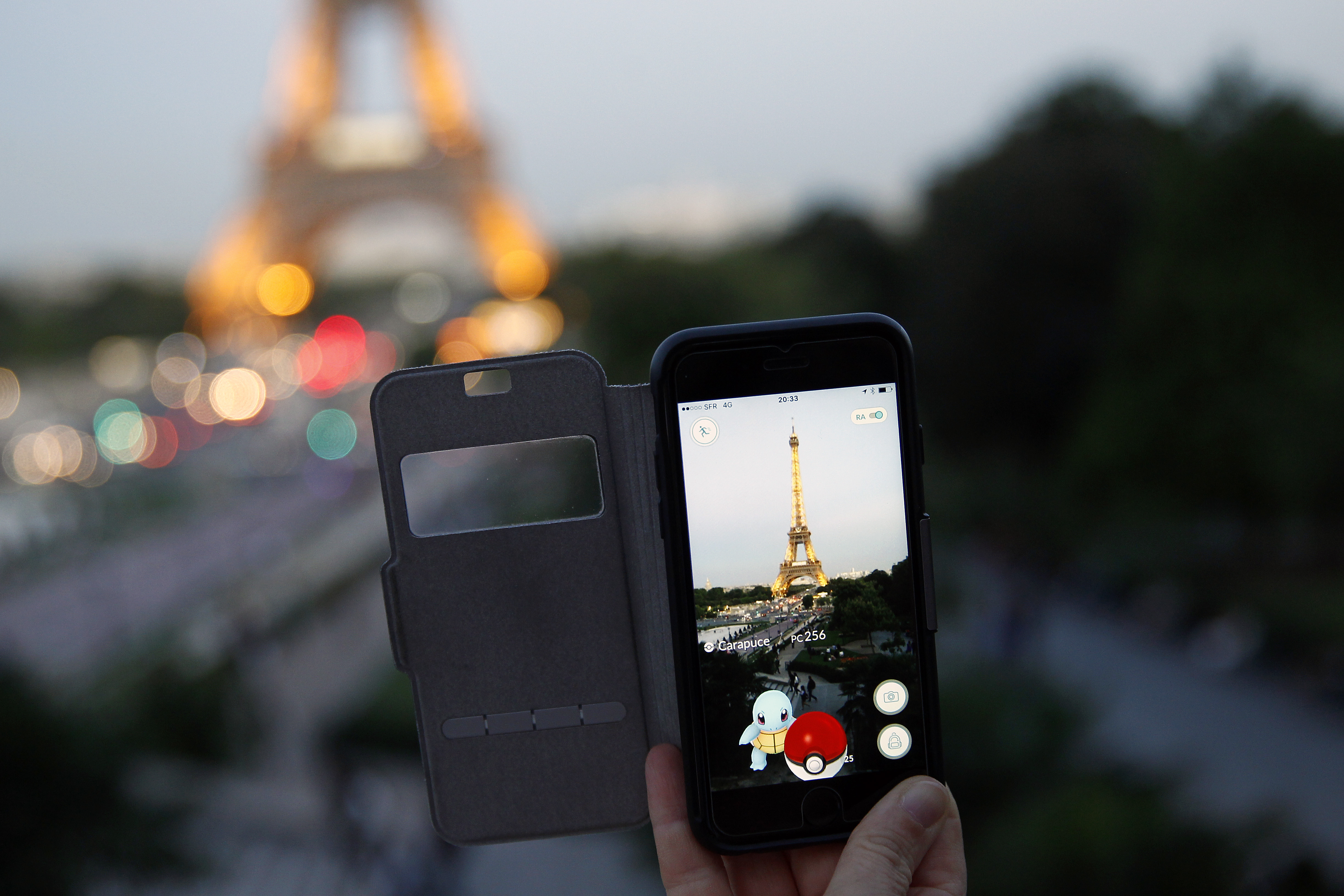 寶可夢即為一款AR遊戲,採用「適地性擴增實境技術」(Location-based AR)。(攝影/Getty Images/Chesnot)