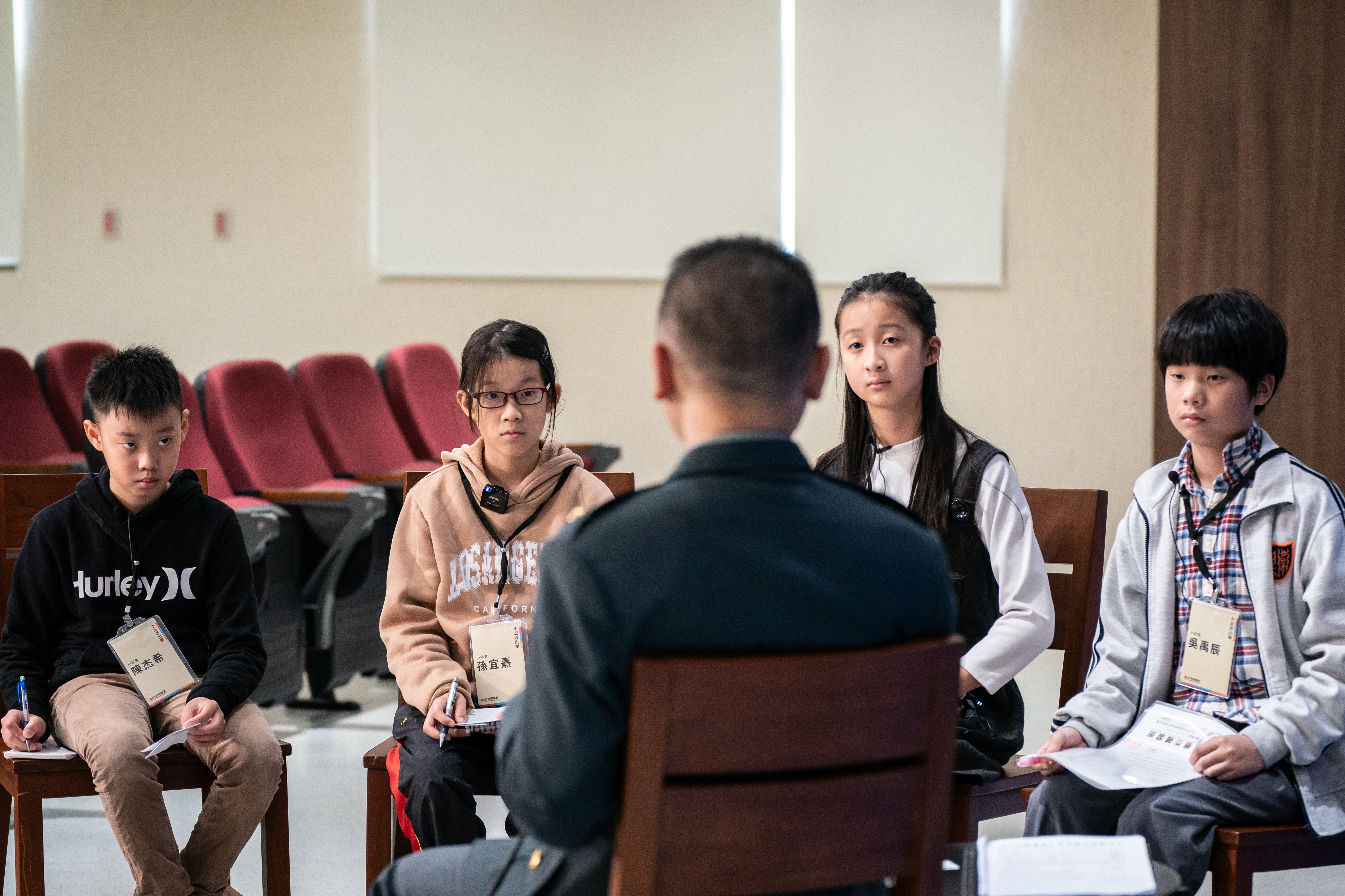 採訪過程，小記者以紙筆記下發言人孫立方的回答。（攝影／陳曉威）