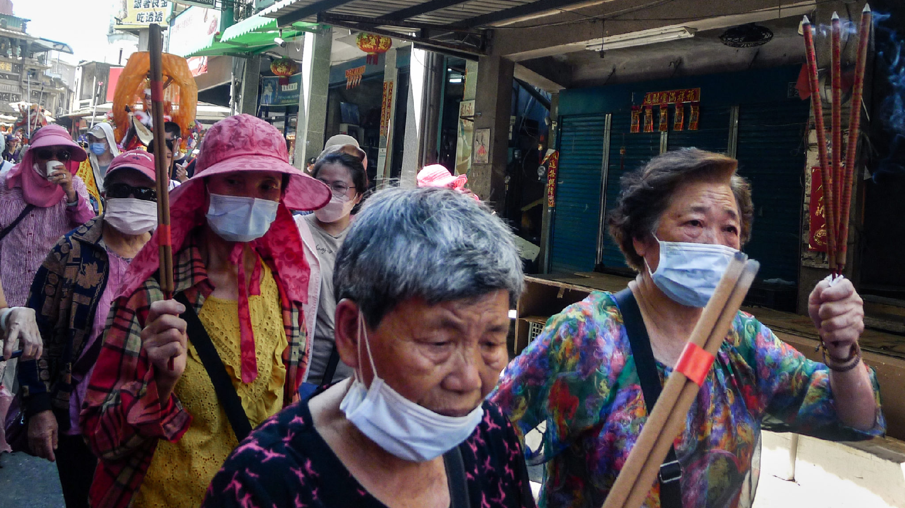 手持香的信徒,虔誠地隨著隊伍繞行金城鎮。(攝影/洪沛歆)