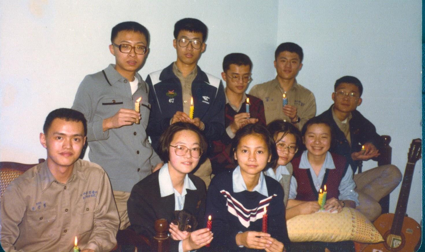 板橋高中青年社37期同屆10位社員,後排右二為何榮幸。(照片提供/何榮幸)