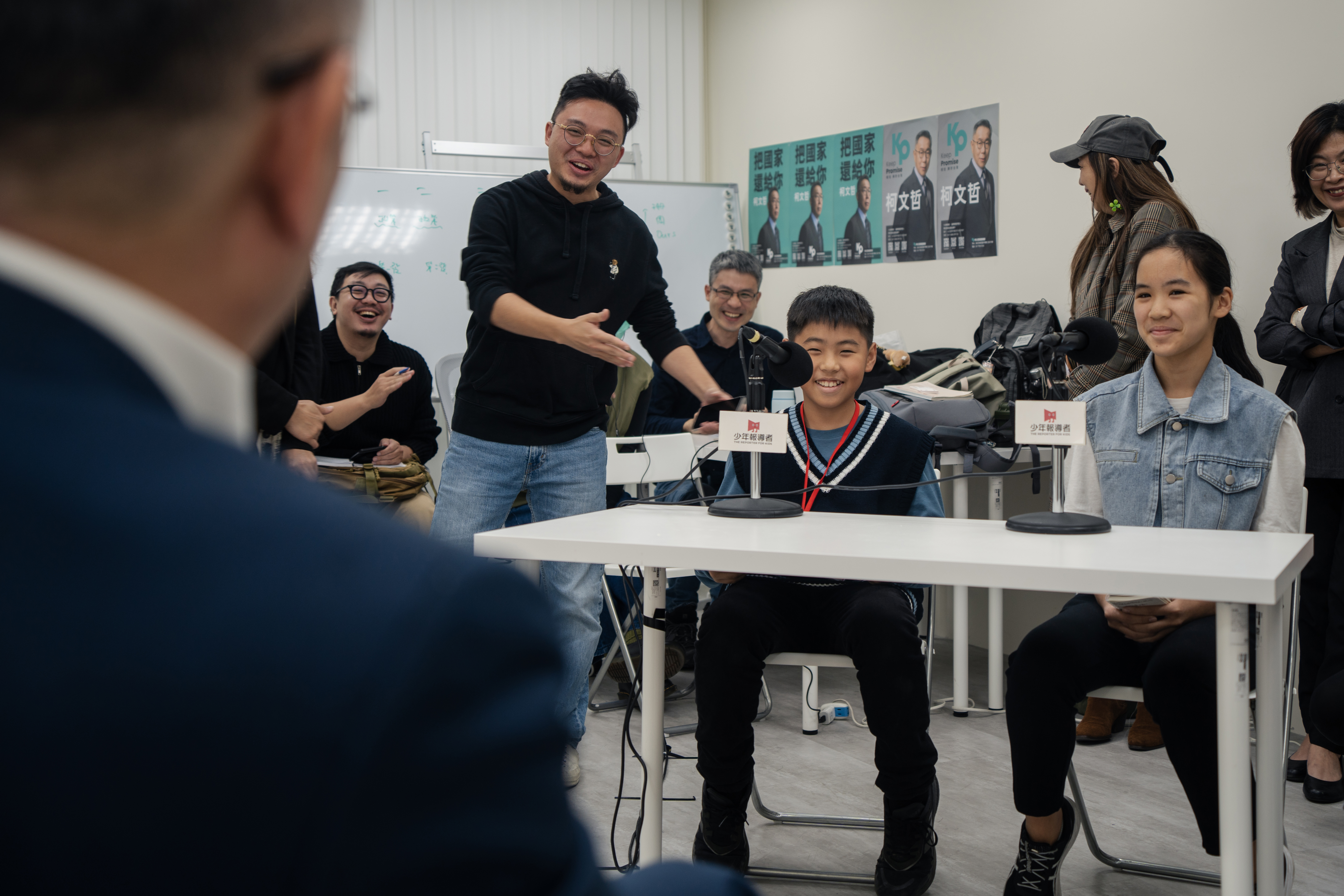 柯文哲被幕僚提醒,「盡量用小朋友聽得懂的語言」回答。(攝影/王崴漢)