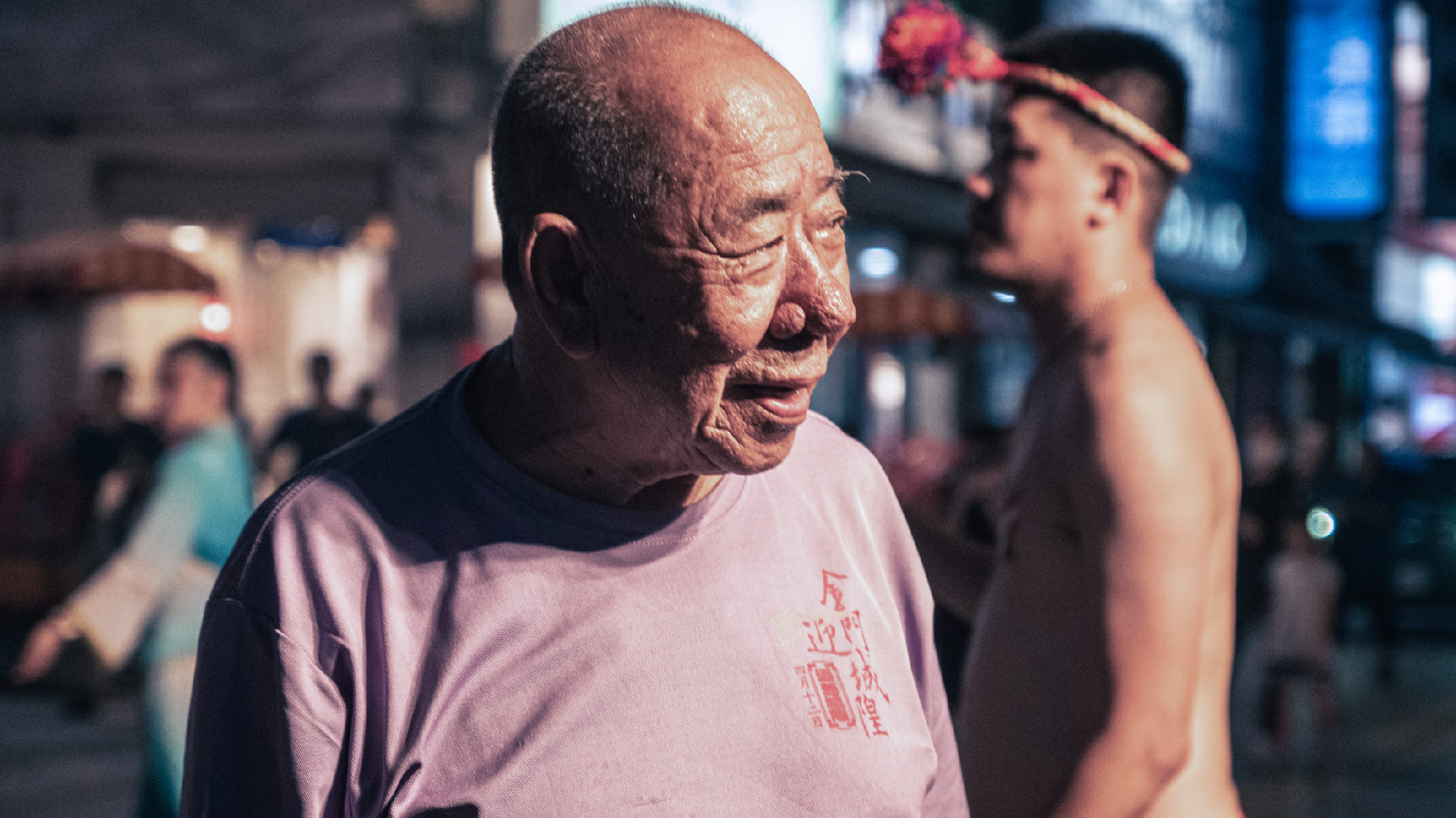看見年輕心血的學習熱忱，後浦打花草創辦耆老楊耀芸提前在迎城隍前讓青年們上街演出。（攝影／王婕安）