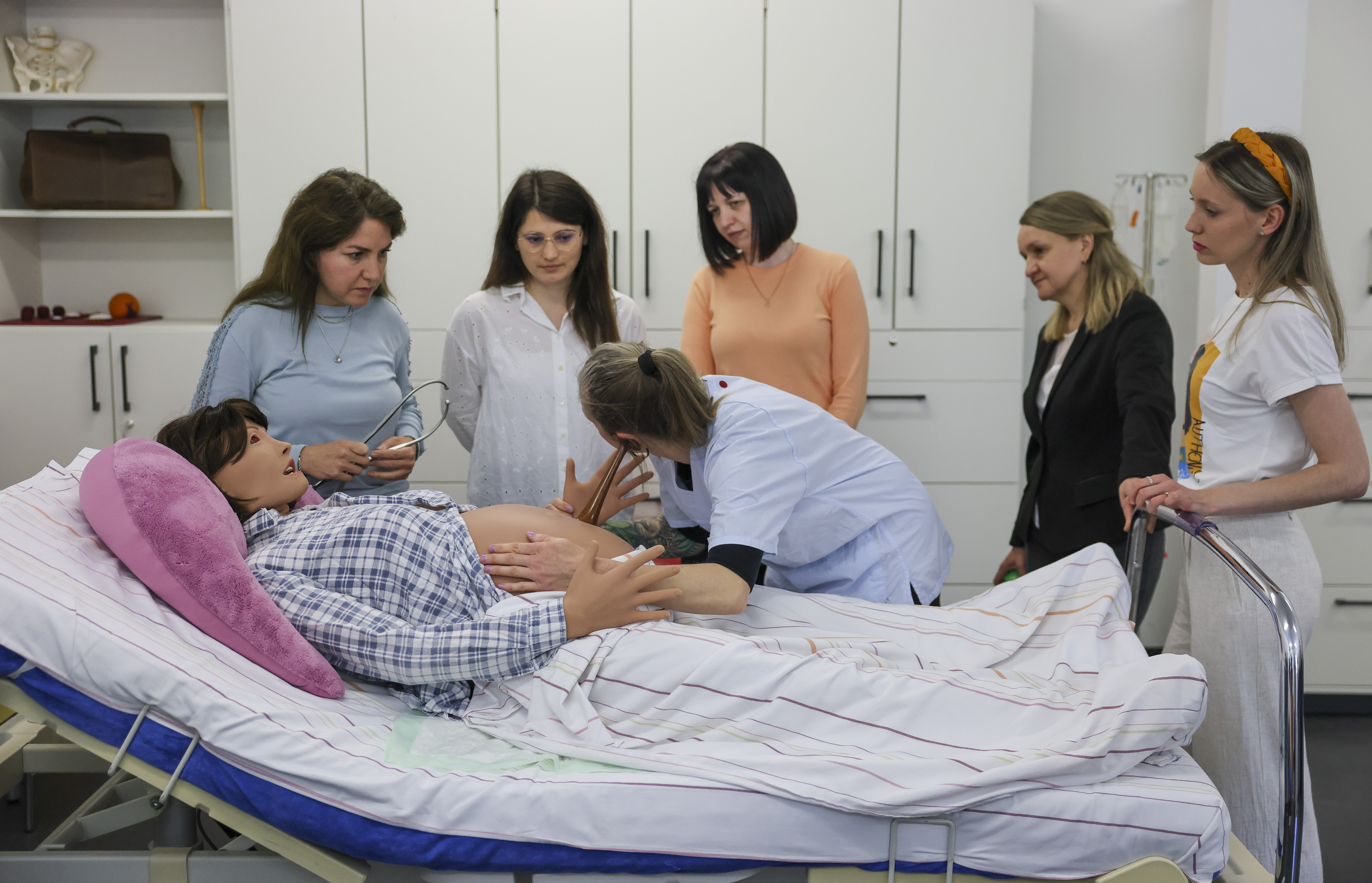 來自烏克蘭、塞爾維亞、科索沃及伊朗的助產士正在德國萊比錫大學參加針對第三國助產士的新適應課程。(攝影/Jan Woitas/picture alliance via Getty Images)