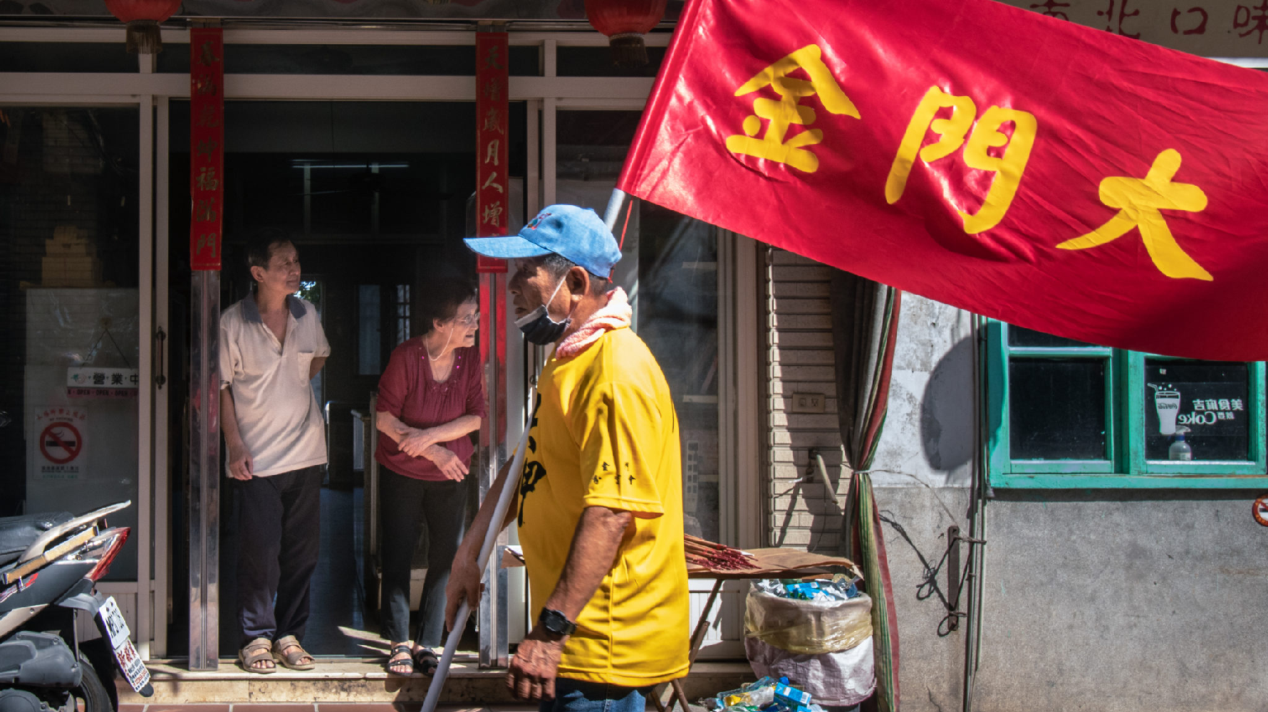 迎城隍當天,遶境隊伍行經之處必定有居民站在家門口前觀賞演出。(攝影/蔡亦閔)