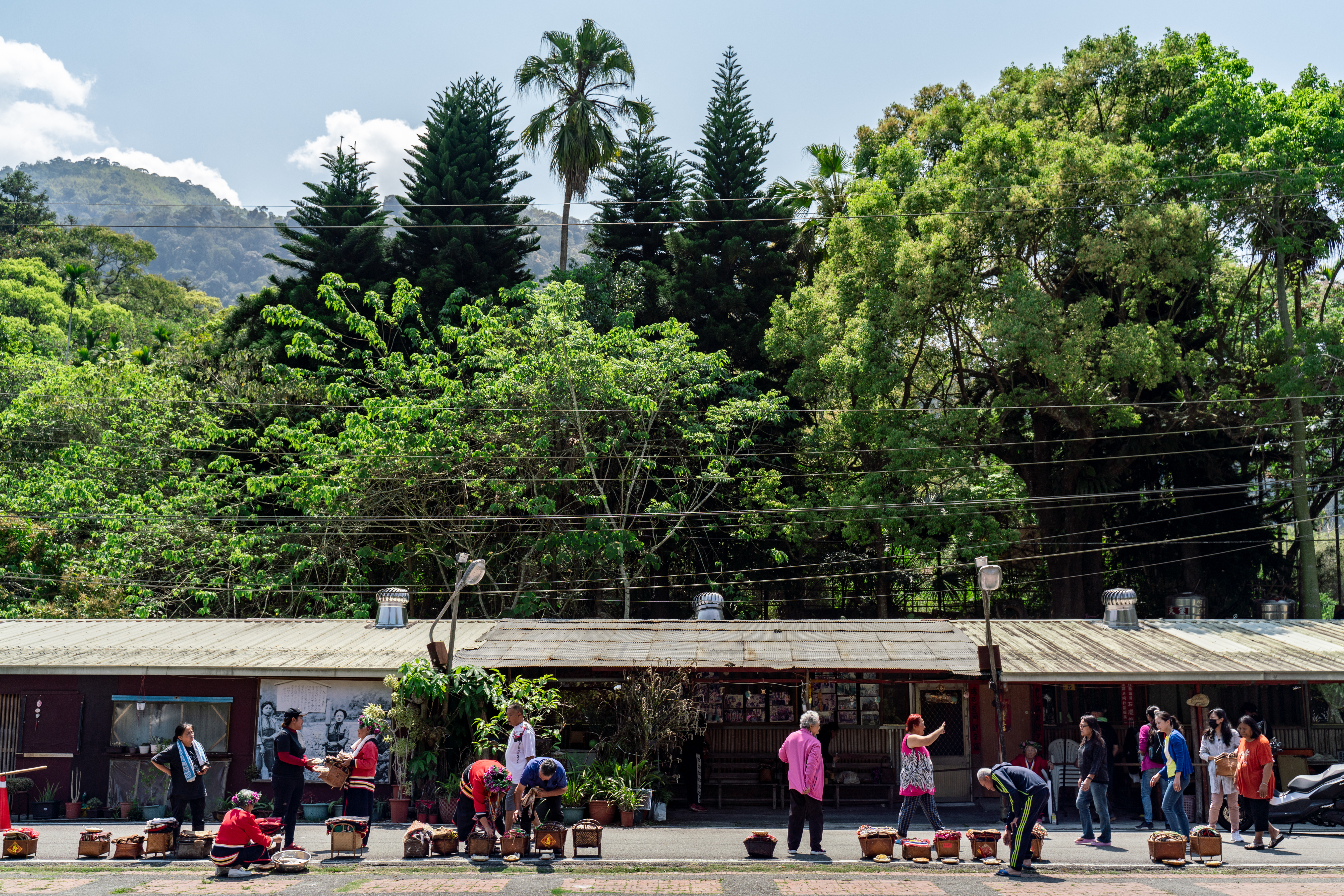 2017年日月潭孔雀園BOT案，伊達邵部落與魚池鄉公所在邵族傳統領域劃設上產生爭議。圖為伊達邵部落在921震災後安置的組合屋前舉辦祖靈祭。（攝影／陳曉威）