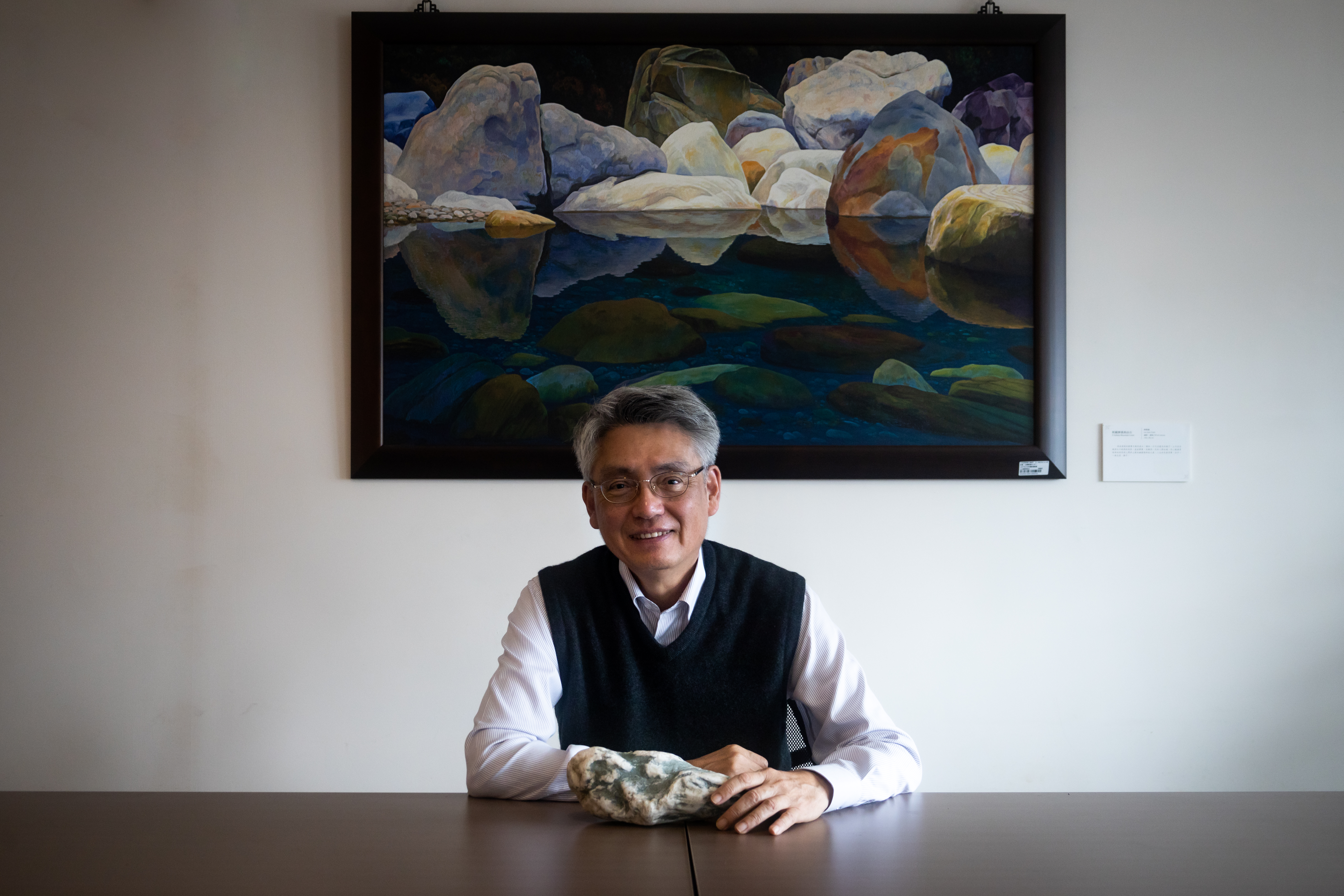 柯志明鑽進台灣田野，發掘那些未被載入歷史的勞工百姓，希望幫他們發聲，說他們的故事。（攝影／蔡昕翰）