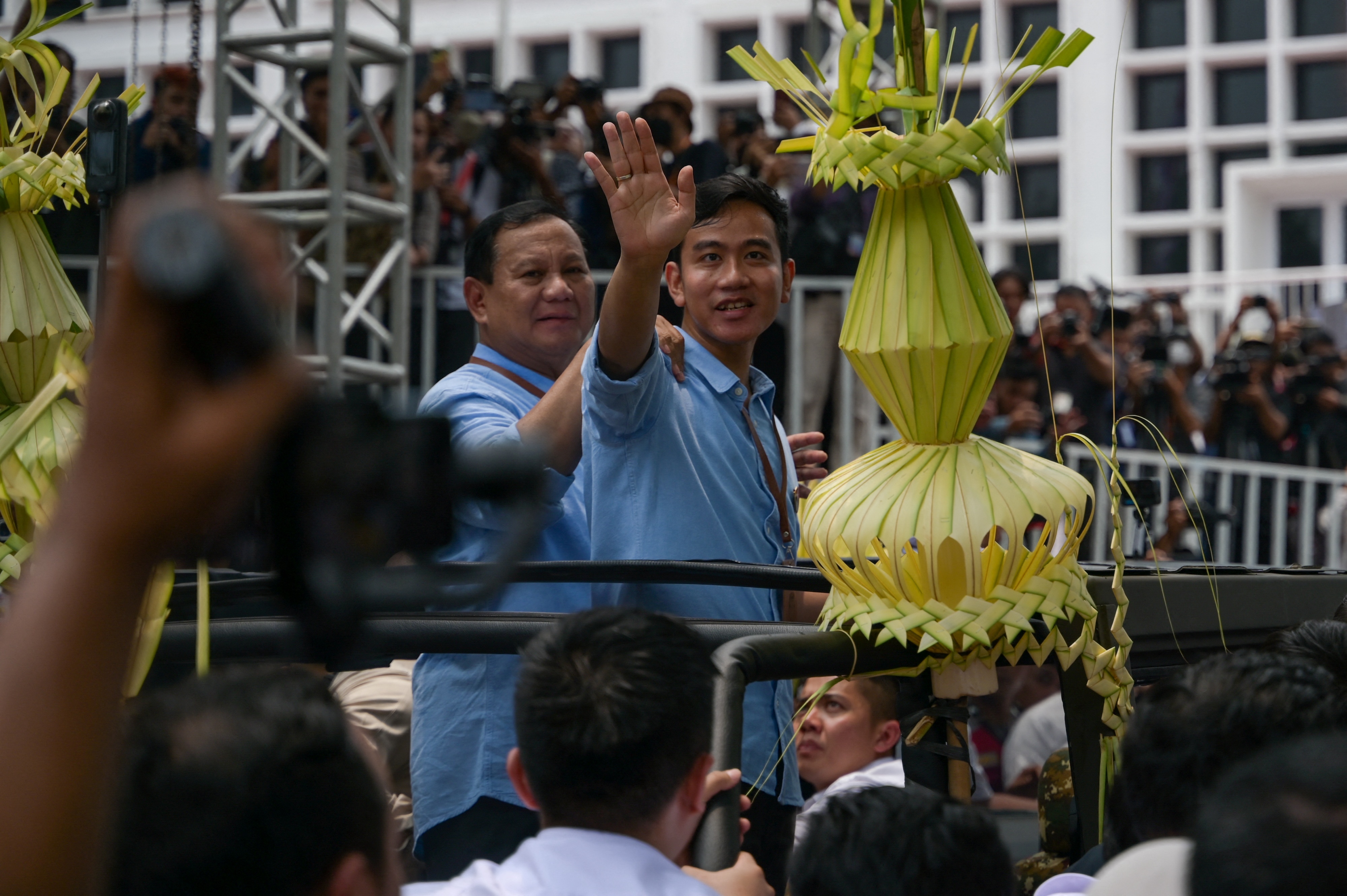 吉伯朗(Gibran Rakabuming Raka,圖右)是印尼現任總統佐科威(Joko Widodo)的長子,年僅36歲,由大印尼運動黨(Gerindra)提名為總統候選人普拉博沃(Prabowo Subianto,圖左)的副手。(攝影/BAY ISMOYO/AFP)