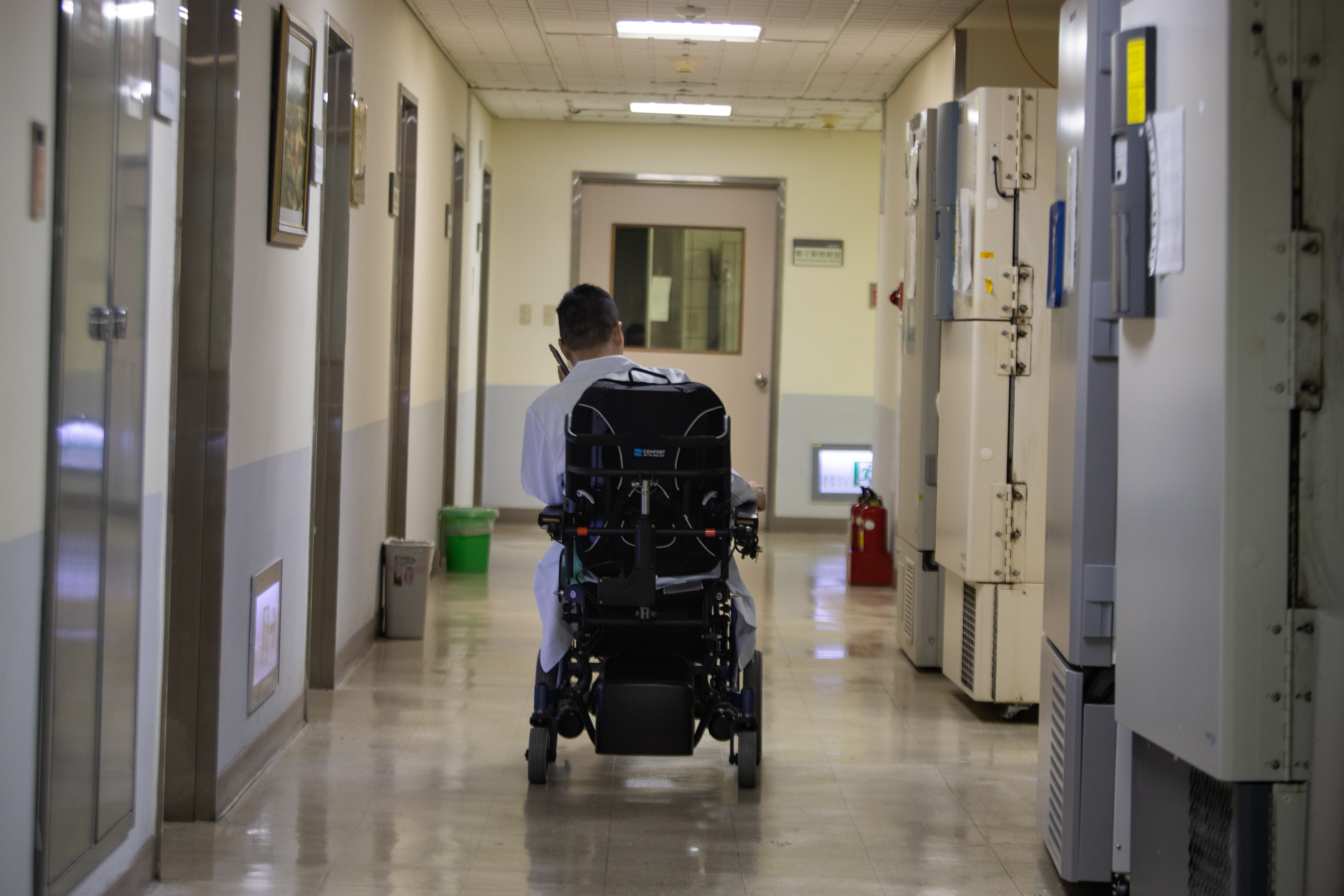 儘管行動較不方便，陳燕麟醫師仍秉持「能做就盡力做」的精神，用心照顧病人。（攝影／蔡昕翰）