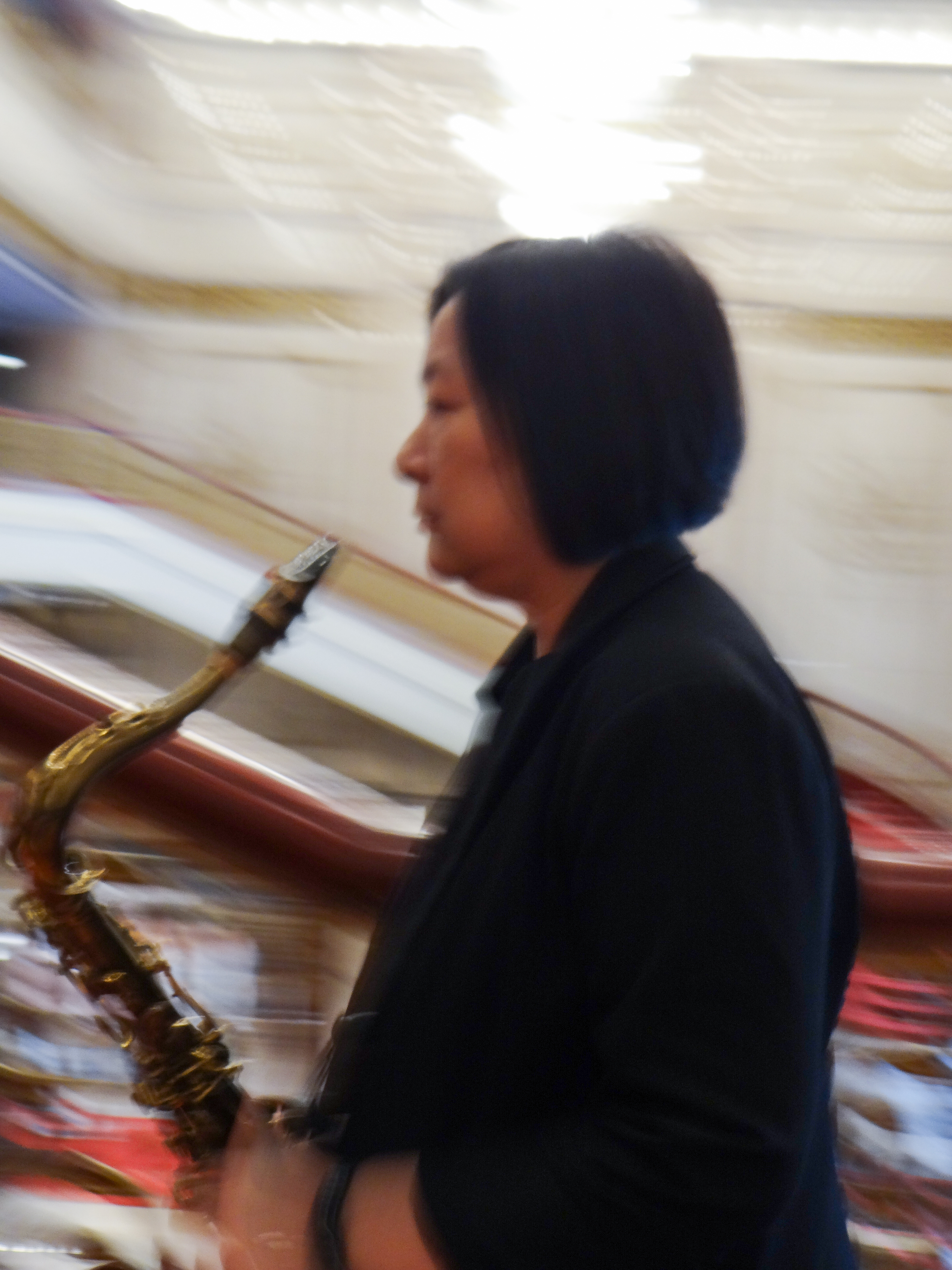 忙碌與急促的畫面表現楊曉恩趕著下一場表演的氛圍。（攝影／張恩雅）