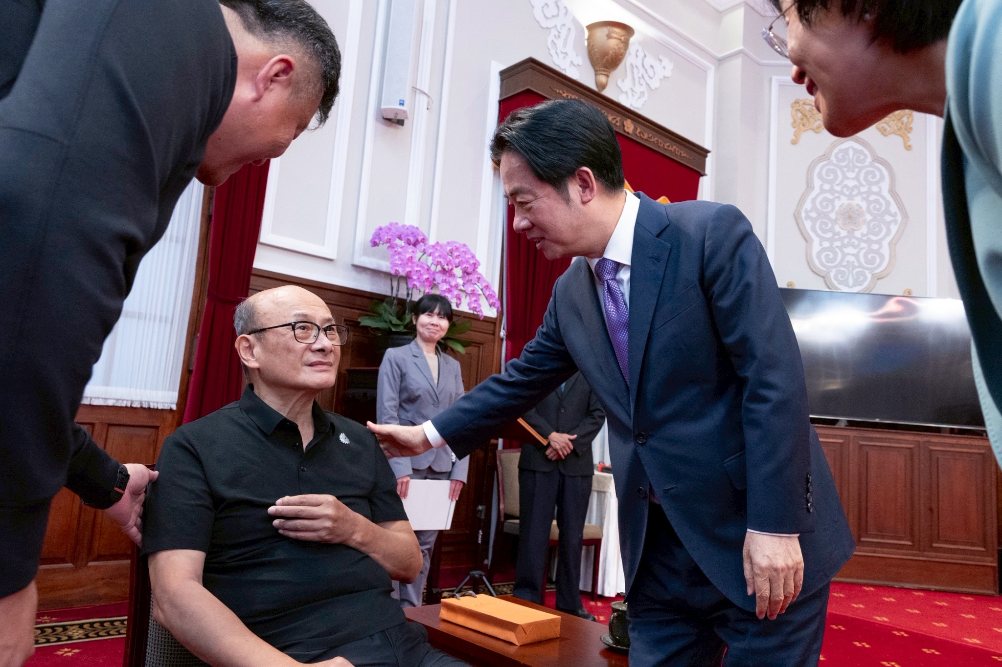 林芳郁病後首度公開露面，前往總統府接受總統賴清德的表揚，因其推動緊急醫療救護制度及災難醫學系統的貢獻，獲得第35屆《醫療奉獻獎》的「個人特殊貢獻獎」。（圖片提供／總統府）