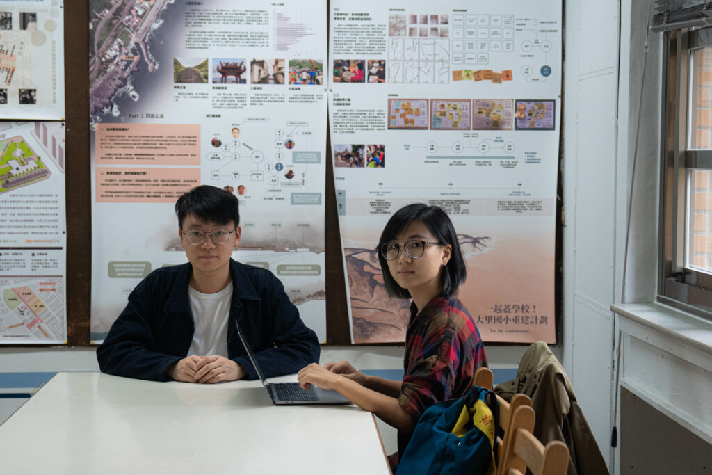 台大學生會會長、台大心理學系五年級孫語謙（右）與台大研究生協會副會長、台大建築與城鄉研究所碩士班三年級高鉦詠（左），兩人皆同意台大課程資源豐富，讓學生得以跨領域學習。（攝影／王崴漢）