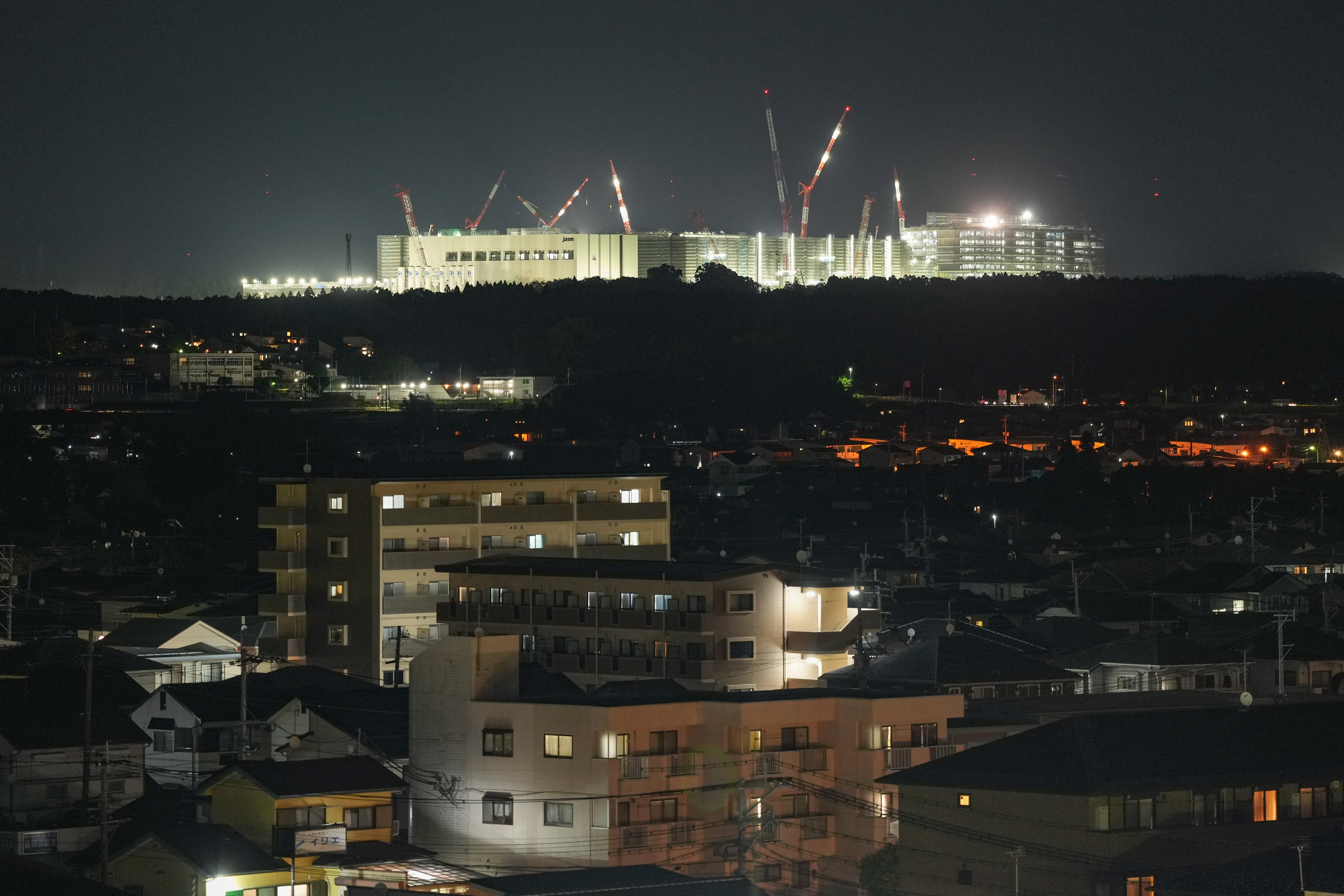 日本政府為推動半導體產業發展，對台積電熊本廠提供了巨額補助。圖為2023年5月，位於熊本縣菊陽町的台積電廠房仍在興建中。（攝影／Toru Hanai／Bloomberg via Getty Images）