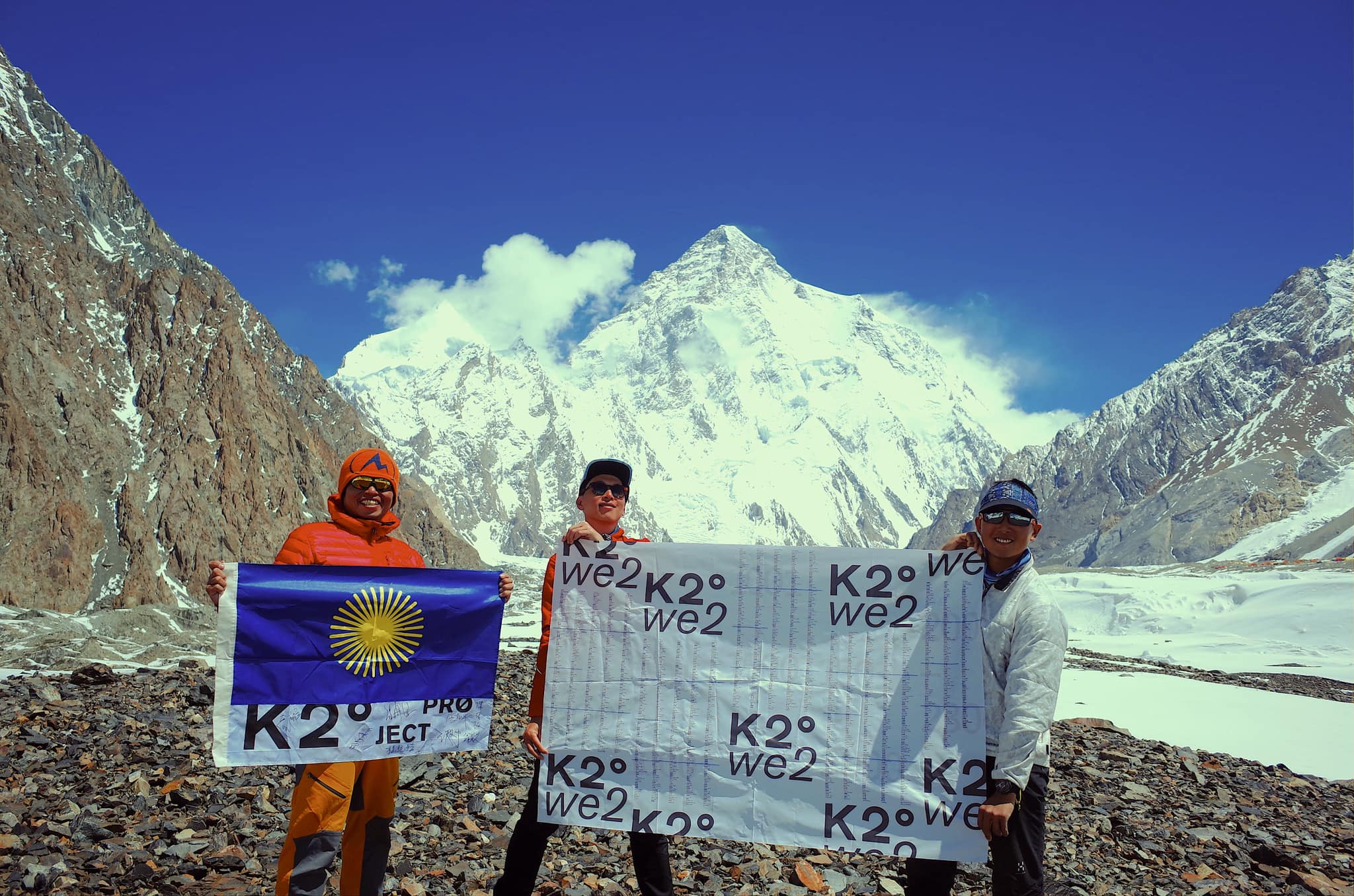 呂忠翰（圖左）與已故好友張元植（圖右）以及作家陳德政（圖中）於2019年挑戰攀登世界第二高峰K2時合影，最後因雪況不佳未攻頂。（圖片提供／呂忠翰）