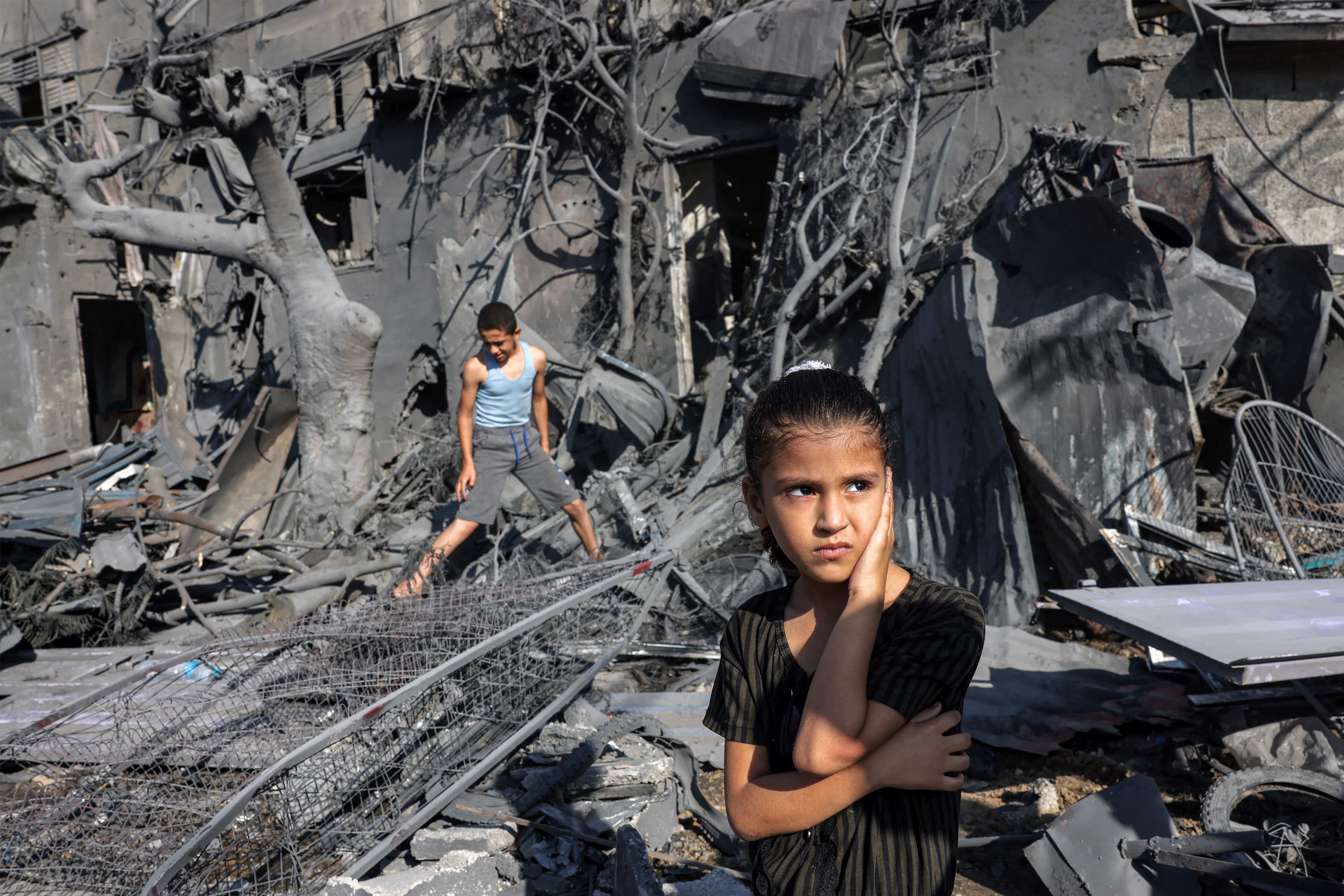 On October 31, 2023, amid ongoing conflict between Israel and Hamas, a girl stood outside the ruins of a building destroyed by Israel in the southern Gaza Strip town of Rafah. (Photographed by Mohammed Abed / AFP)