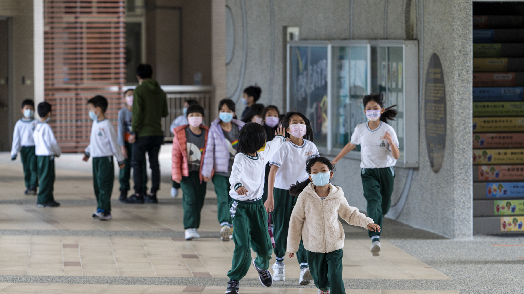 2022年5月3日，新北市頂溪國小的學生們在校園內玩耍。（攝影／林彥廷）