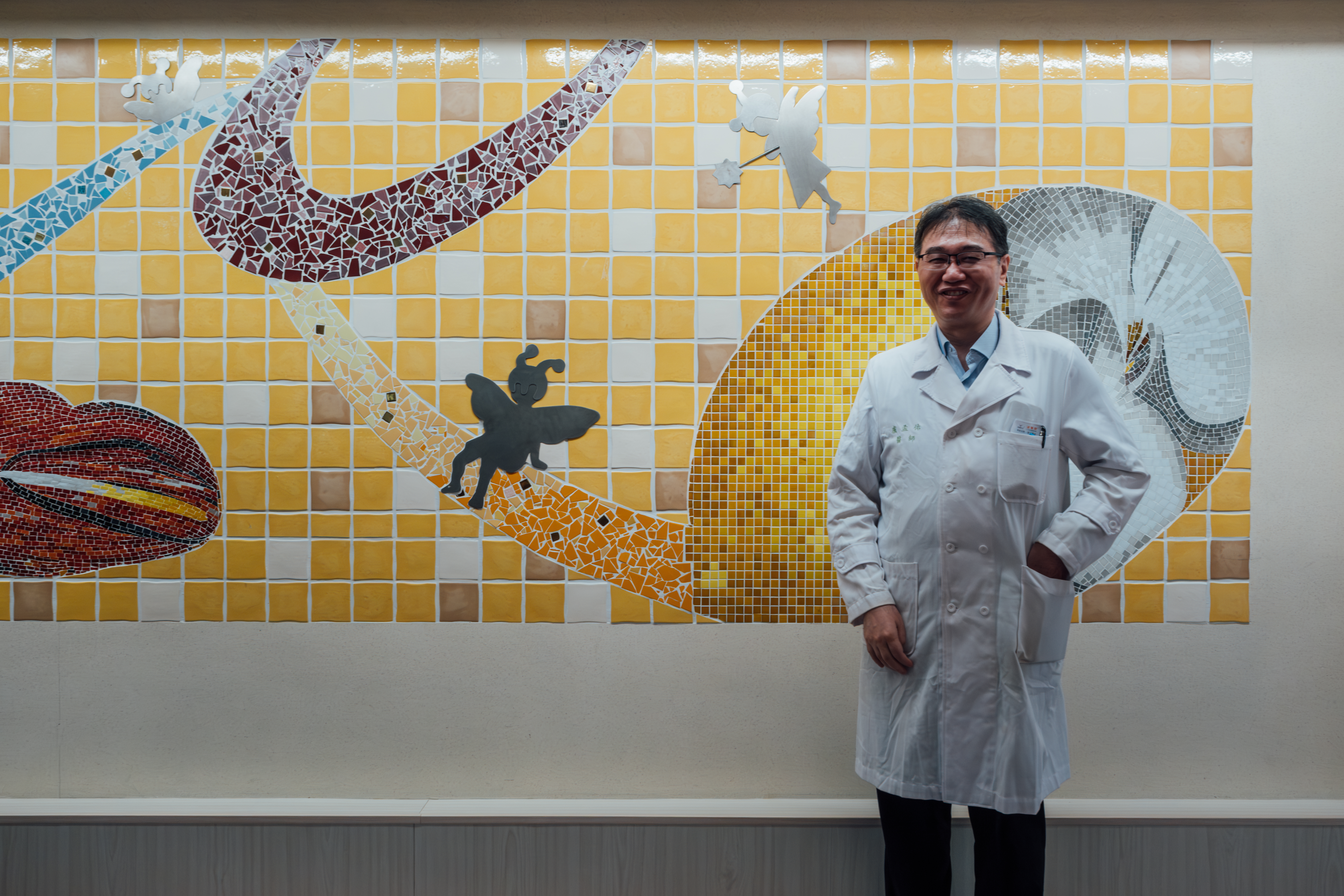 盧孟佑身為一位兒癌醫師，除了要盡力治療病人的病情，在醫療之外也可以實踐更多社會與家庭的意義。（攝影／余志偉）