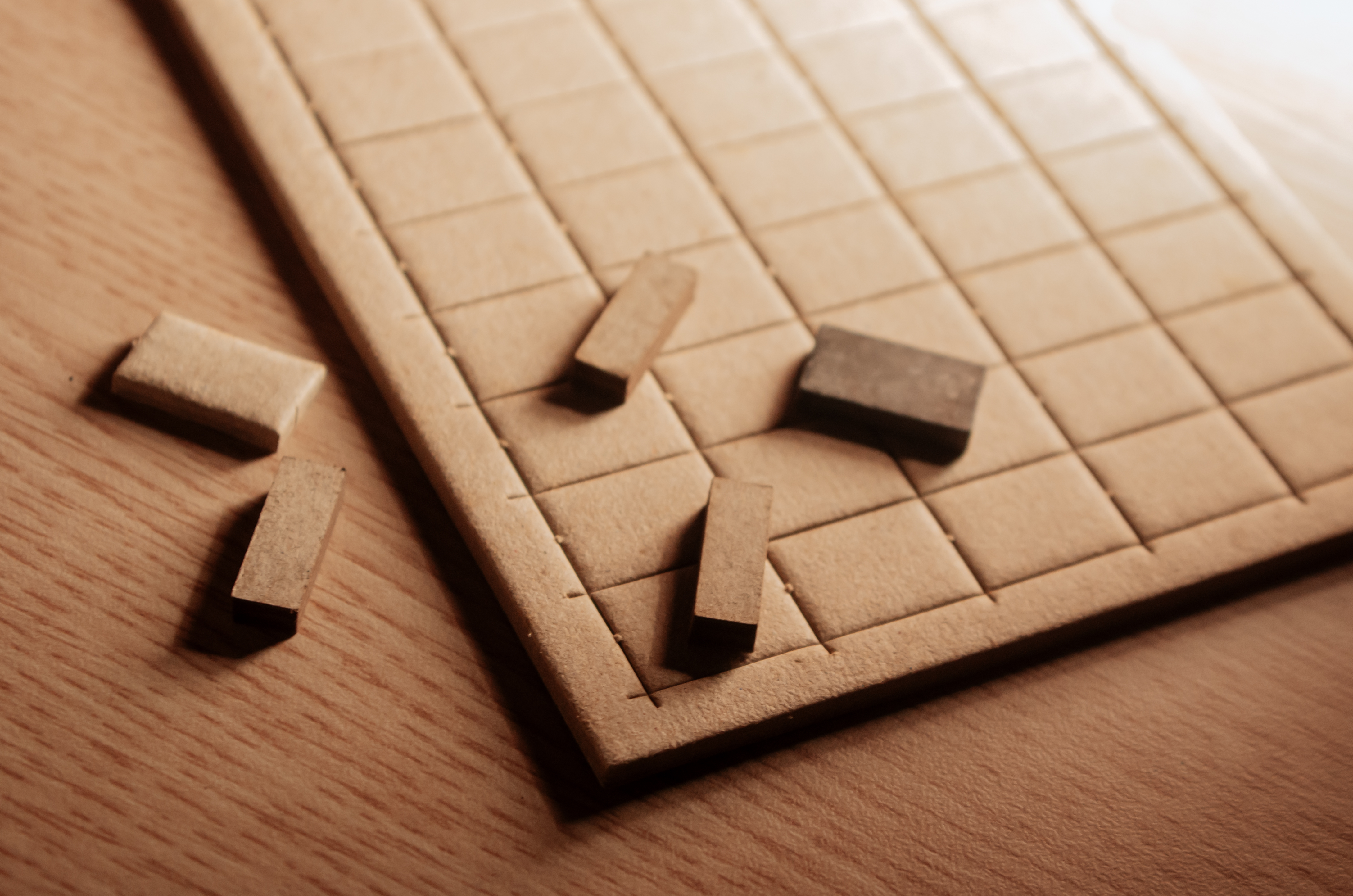 大小不太一樣的紙鉛角，看起來不起眼，卻在「活印盒」裡扮演了排版的重要角色。（攝影／楊若玄）