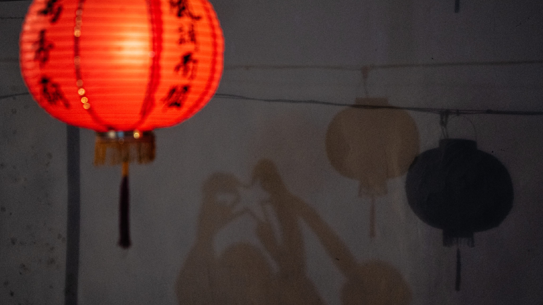 遶境途中，我讓同學們仔細觀察光影，帶隊老師與學生們靈光一閃，以影子作為主角留下合影。