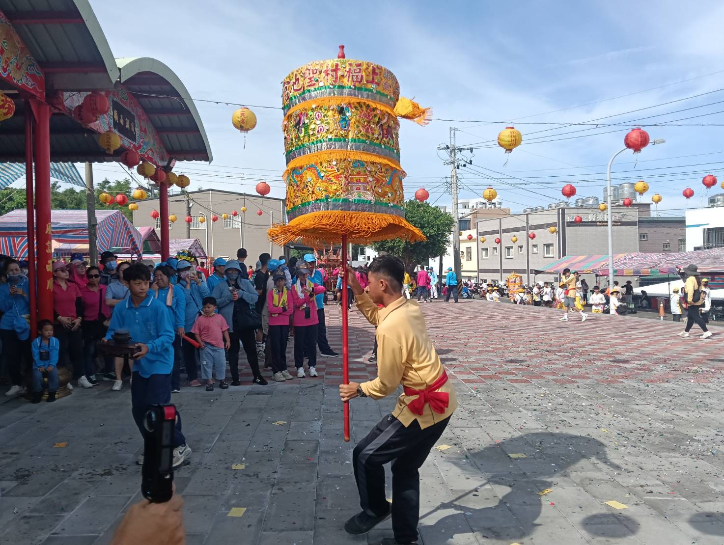 今年13歲的許尚上第二度加入「涼傘班」，更成為班長，在迎王時踩踏涼傘步、轉動涼傘引路。（圖片提供／許尚上）