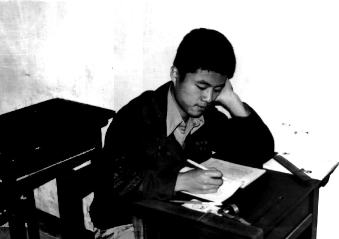 學生時期的何榮幸成績優異,也是作文比賽常勝軍。(照片提供/何榮幸)