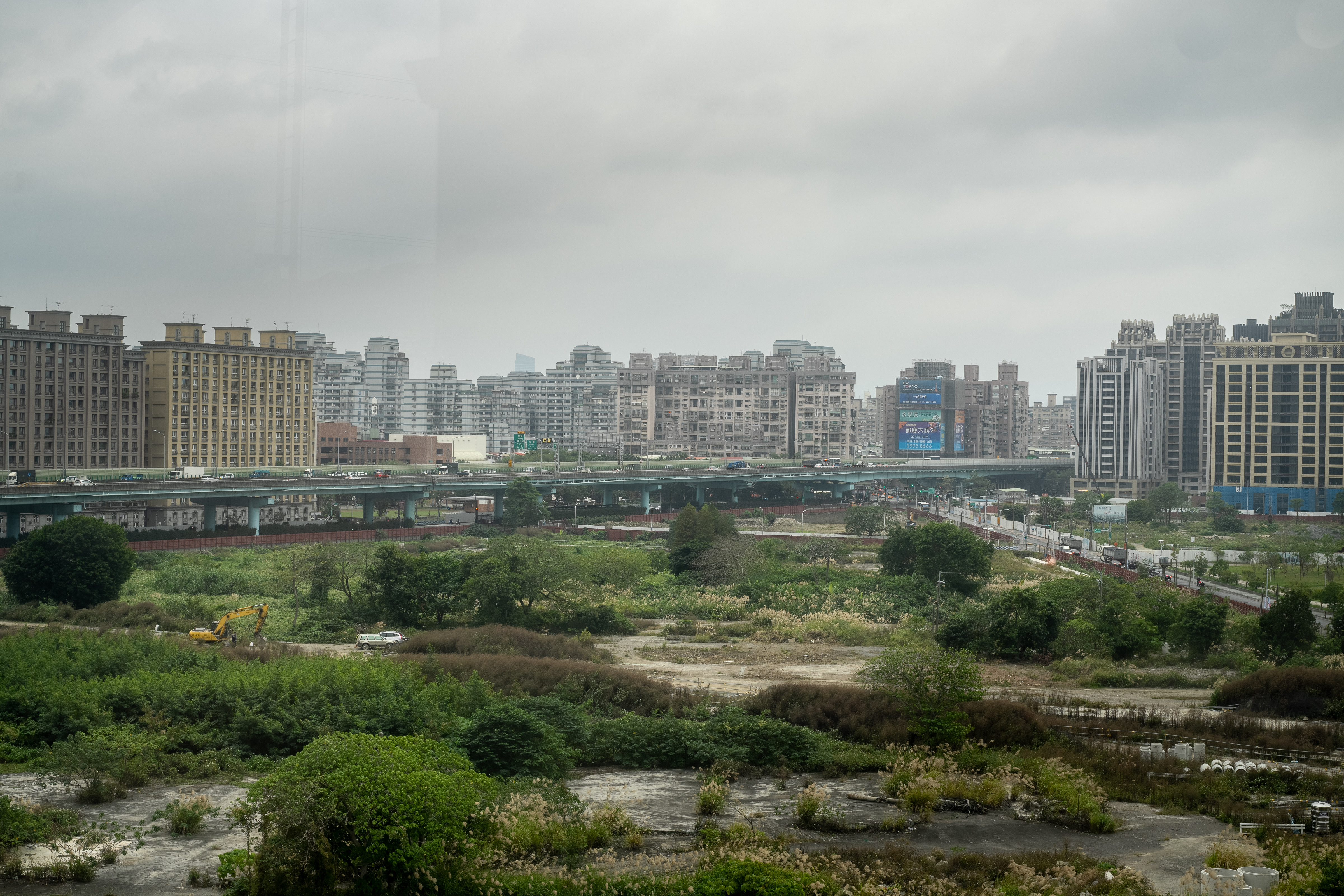 侯友宜在擔任新北市長任內推動「塭仔圳土地重劃區案」,重劃工程占地397公頃,為新北市最大的市地重劃案。圖為從機場捷運泰山站看向塭仔圳土地重劃區方向。(攝影/黃世澤)