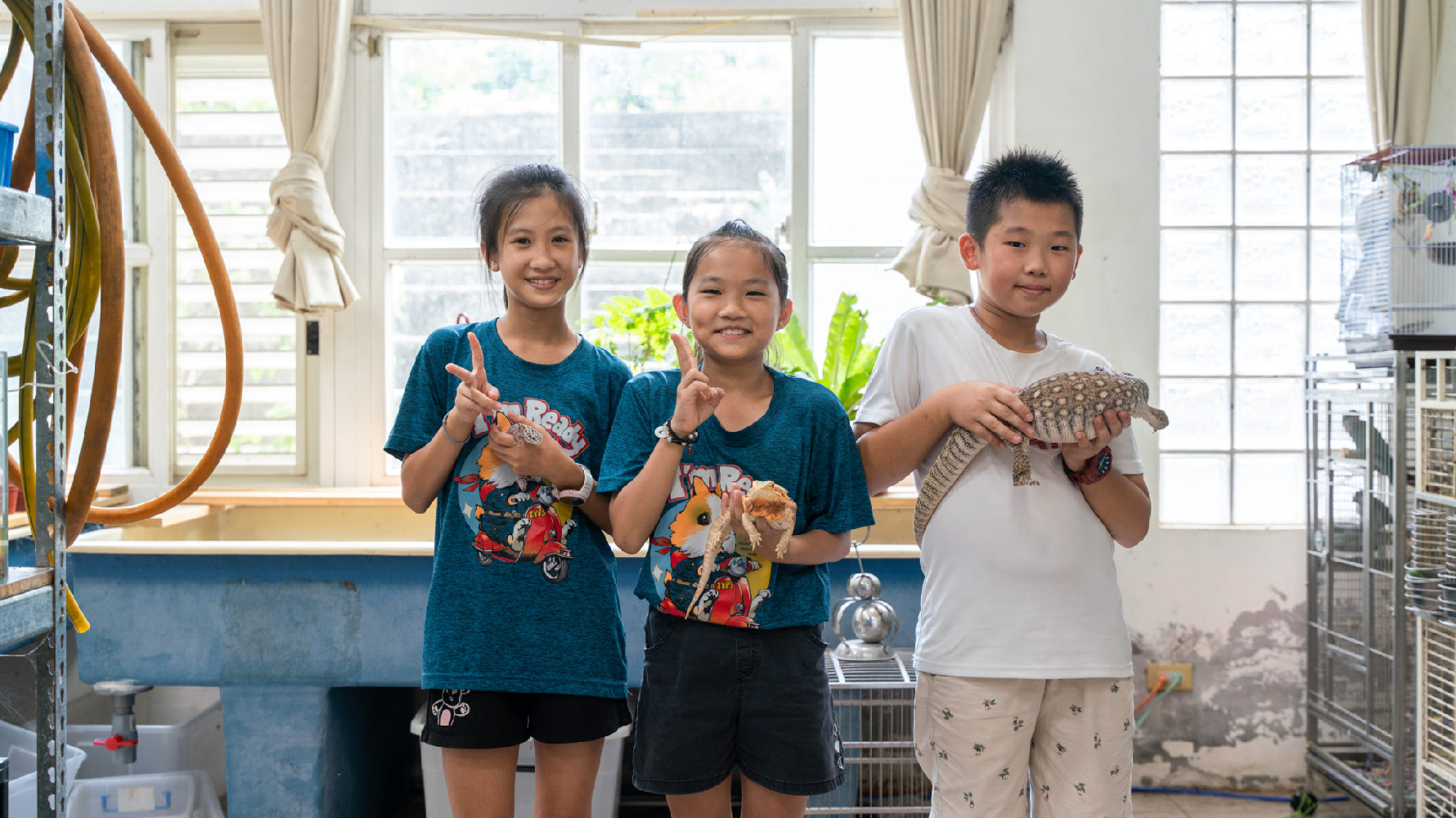 Mini Zoo中自願負責照顧動物的學生們，左起為張達軒、王思語、林品維。（攝影／古佳立）
