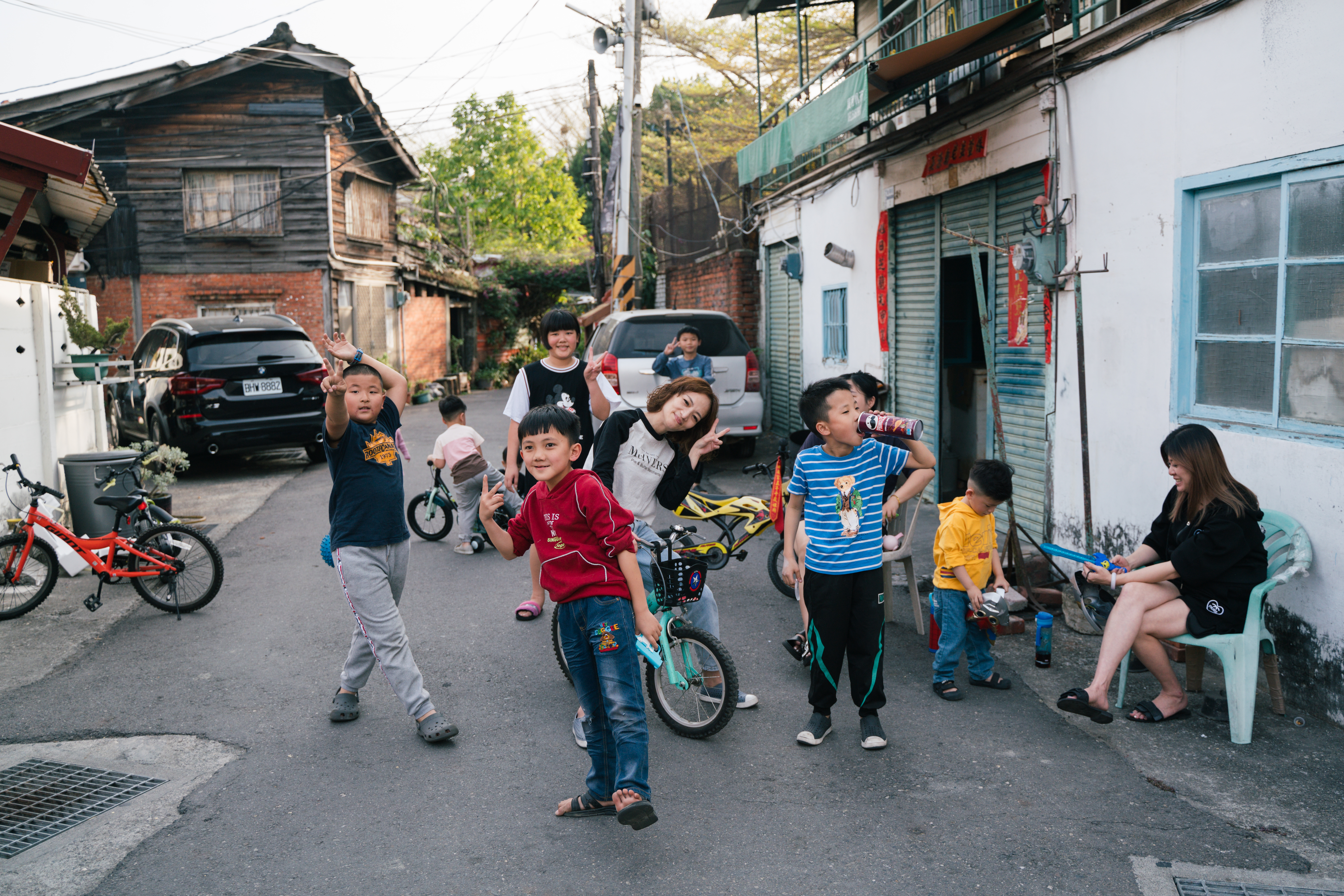 小澎湖的居民，週末在馬路邊玩耍聊天。（攝影／古佳立）