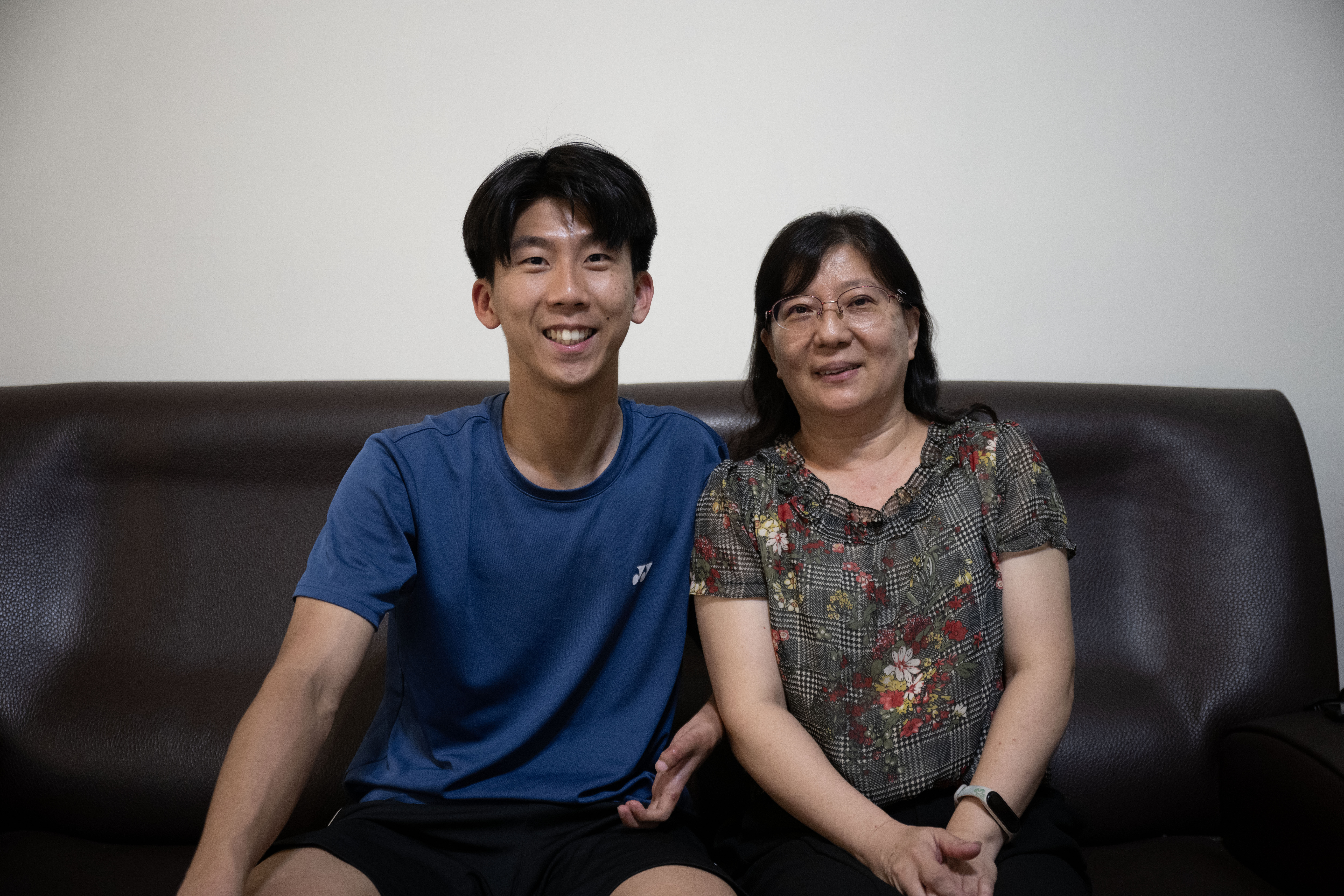 方振宇和母親廖秋蘭。振宇的家人從不要求振宇的羽球成績,只希望他在球場上不要受傷。(攝影/楊子磊)