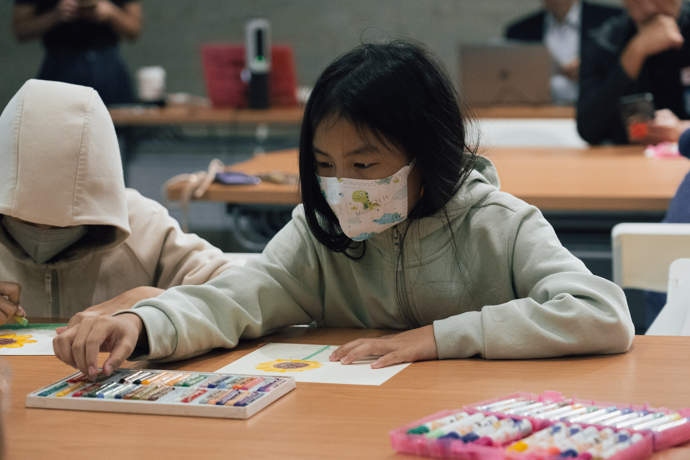 活動最後，現場大小朋友也畫了一朵朵烏克蘭國花向日葵，並於紙上寫上給烏克蘭人的祝福話語。（攝影／陳星穎）