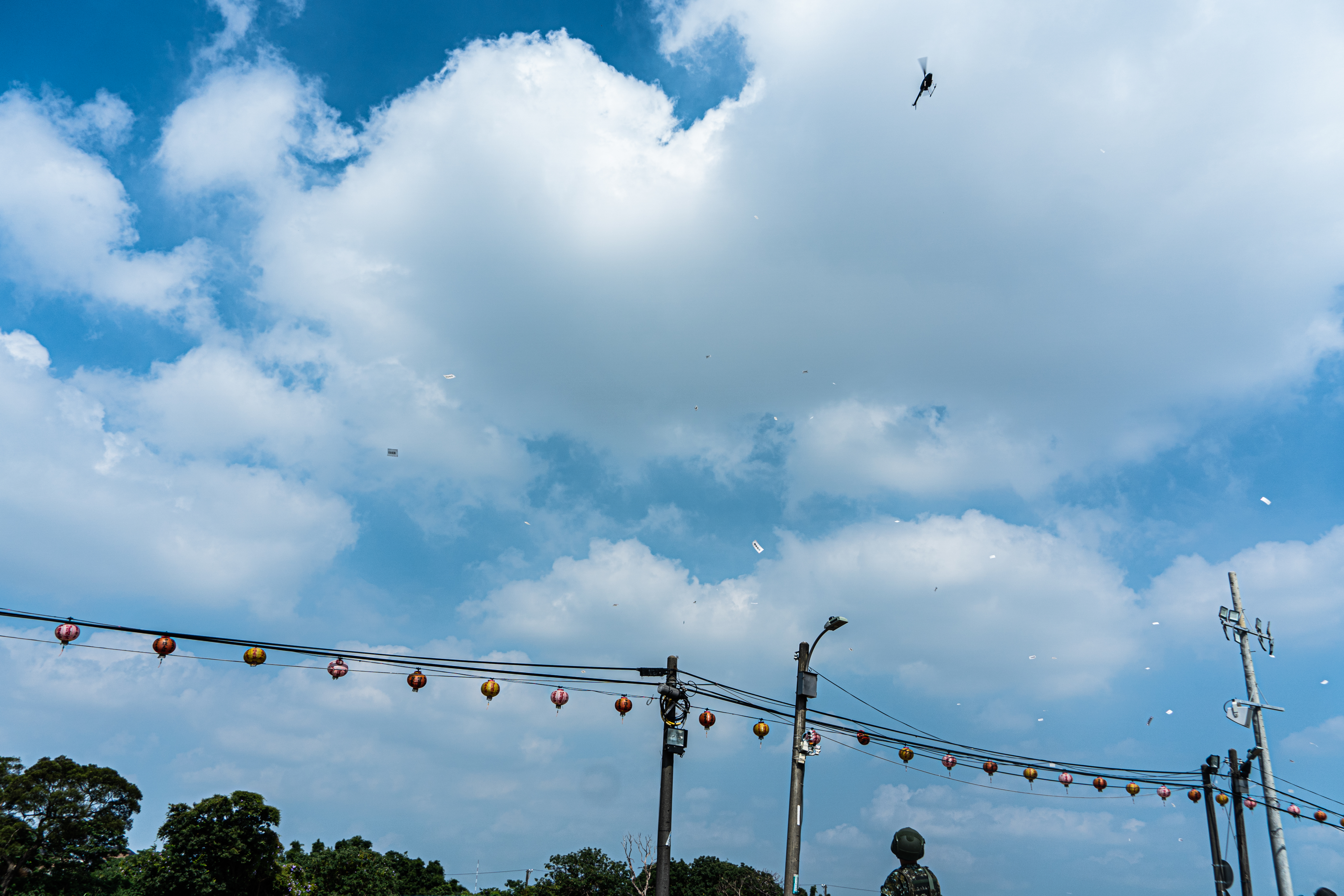 2022年漢光演習，國防部心理作戰大隊實施反制假訊息演練，並出動無人機傳散傳單。（攝影／王崴漢）