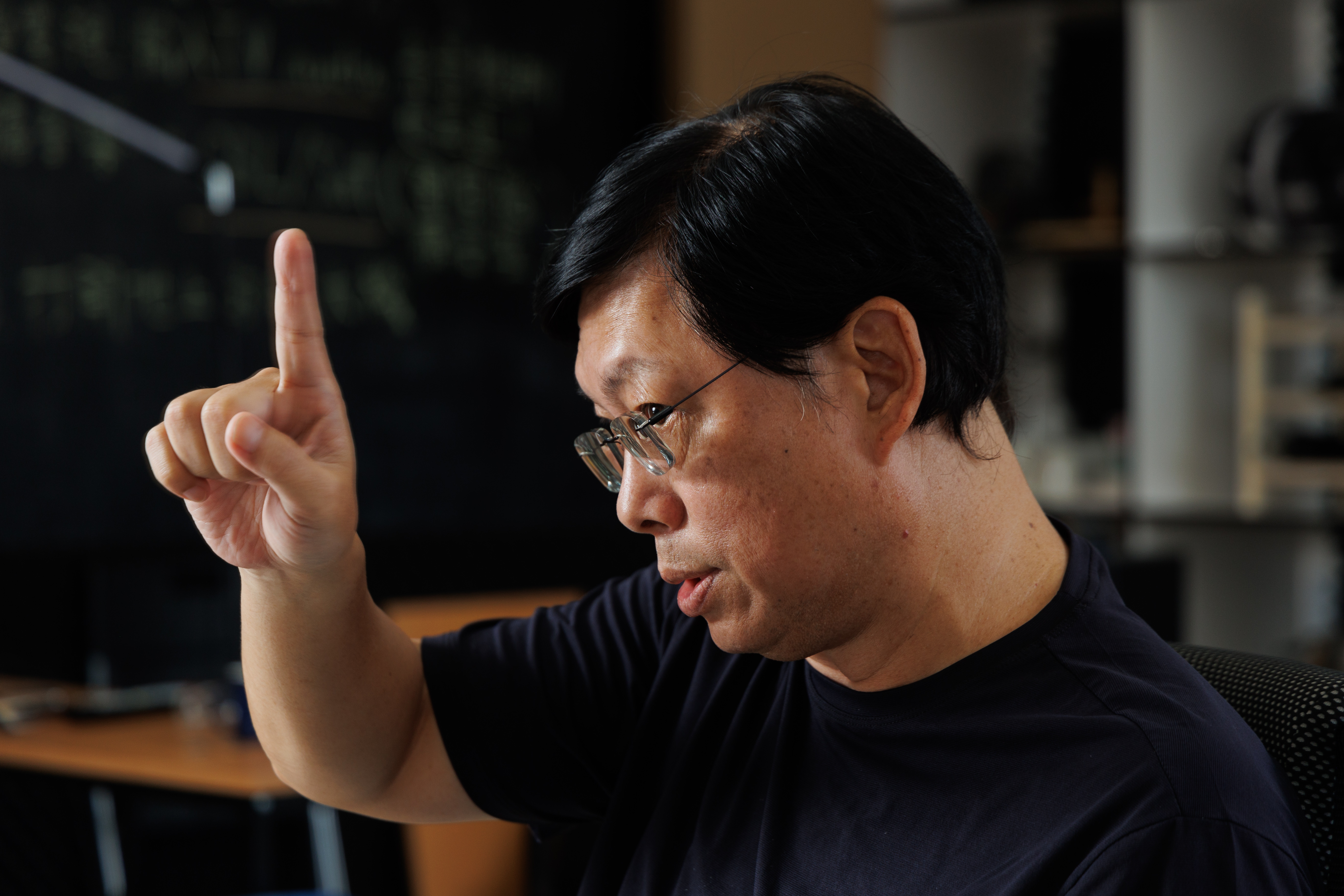 無論是兒時鄰居女孩的眼神,或是他中學時渴望被關注的心情,都牽引著他走上手語之路。(攝影/鄭宇辰)