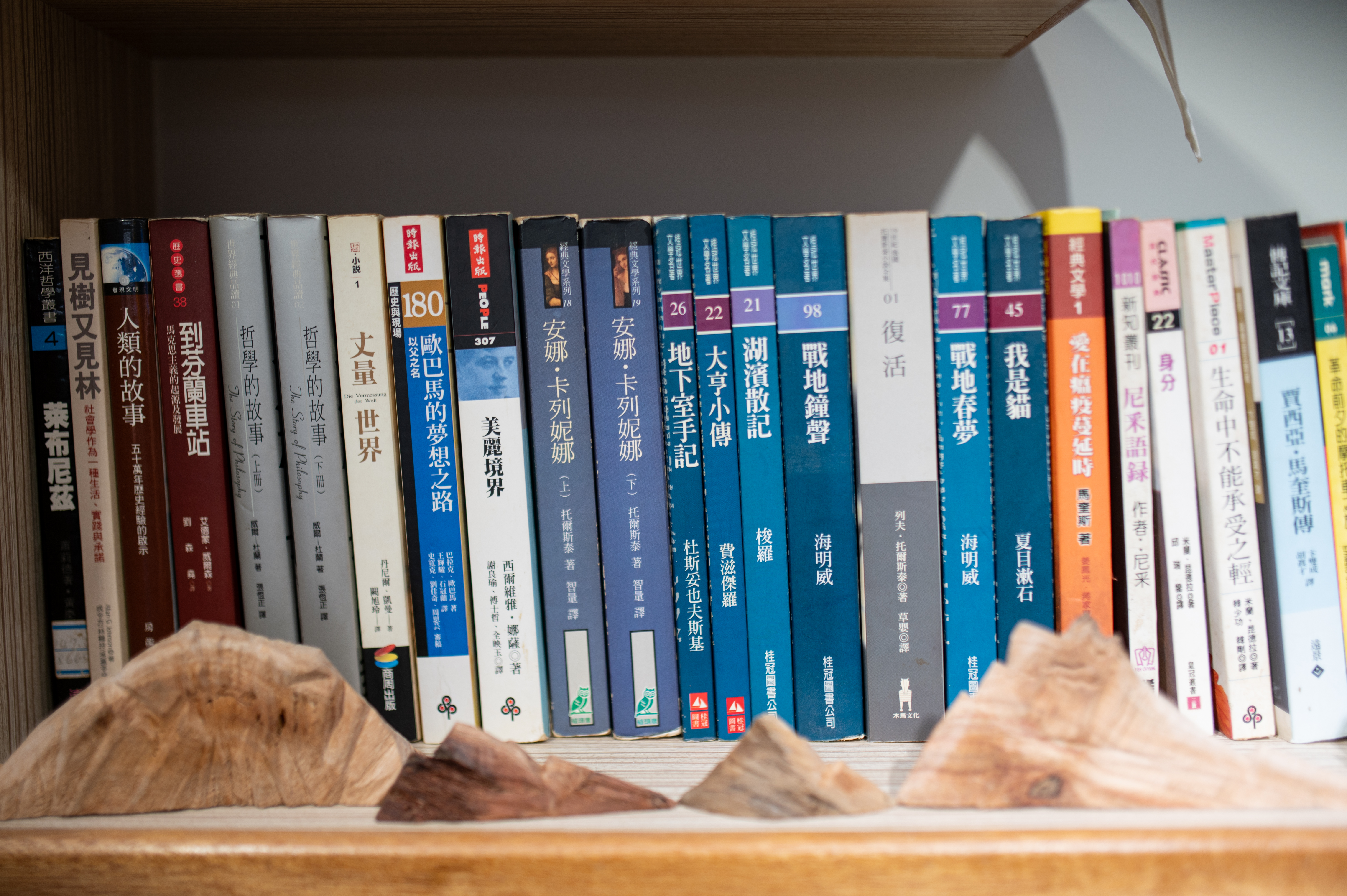 呂忠翰喜愛閱讀，書籍陪伴他度過了青春時光。（攝影／林彥廷）