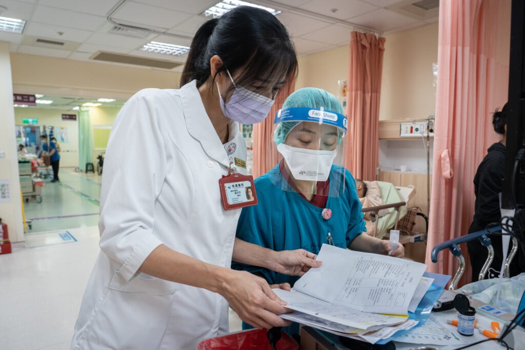 黃欣萍身為急診室護理長，除了照顧病患，也得替前線醫護人員解決問題。（攝影／陳曉威）