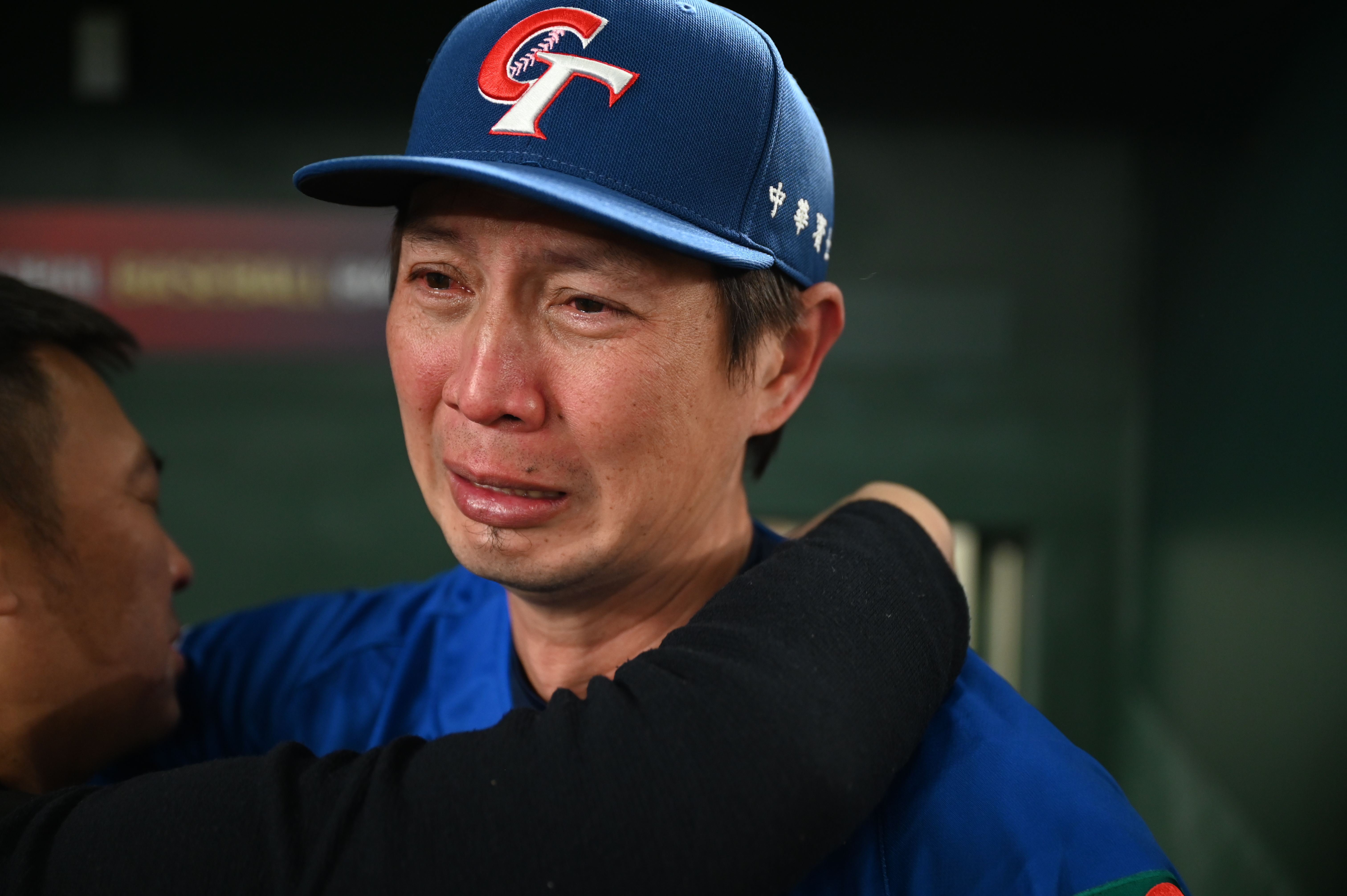 2024年世界棒球12強賽，台灣隊在總決賽擊敗日本隊拿下冠軍，擔任首席兼捕手教練的高志綱哭紅了眼。（攝影／林彥廷）