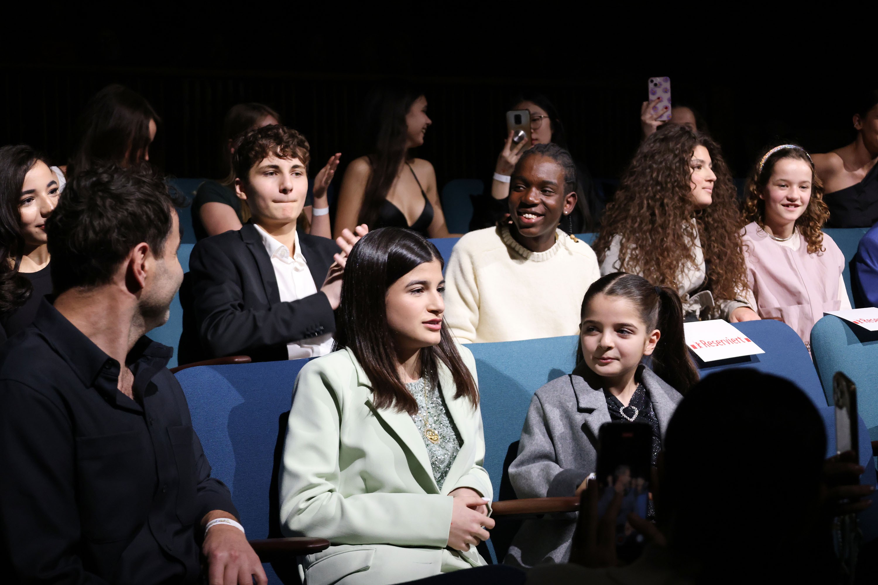 2024年柏林影展Kplus開幕電影《勝利者》(Sieger sein)的女主角Dileyla Agirman(中),與其他演員一同參加這場專屬青少年們的首映會。(圖片提供/Berlinale 2024)