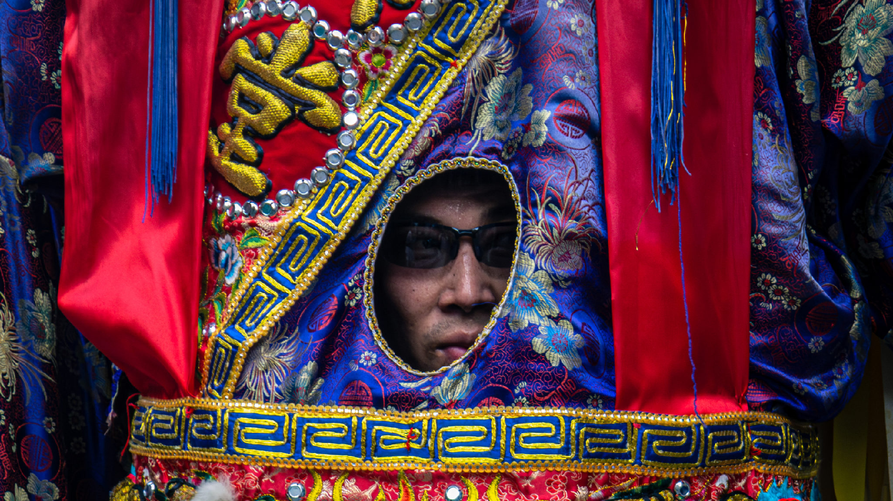 遶境隊伍裡扮演神明的廟方人員。(攝影/洪沛歆)