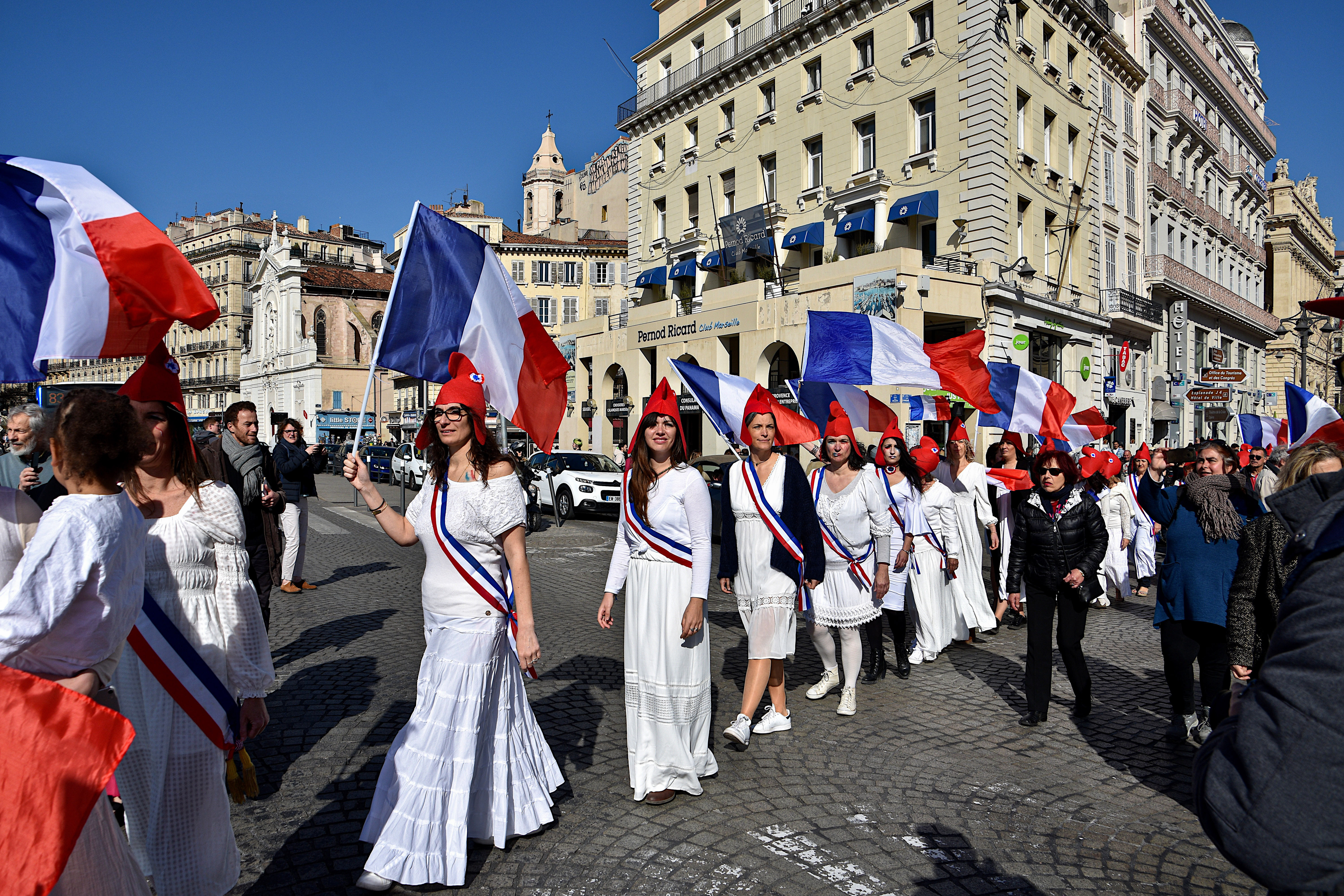 頭戴弗里吉亞帽的瑪麗安娜是法蘭西共和國的國家象徵，代表自由與理性。（攝影／Getty Images／Gerard Bottino）