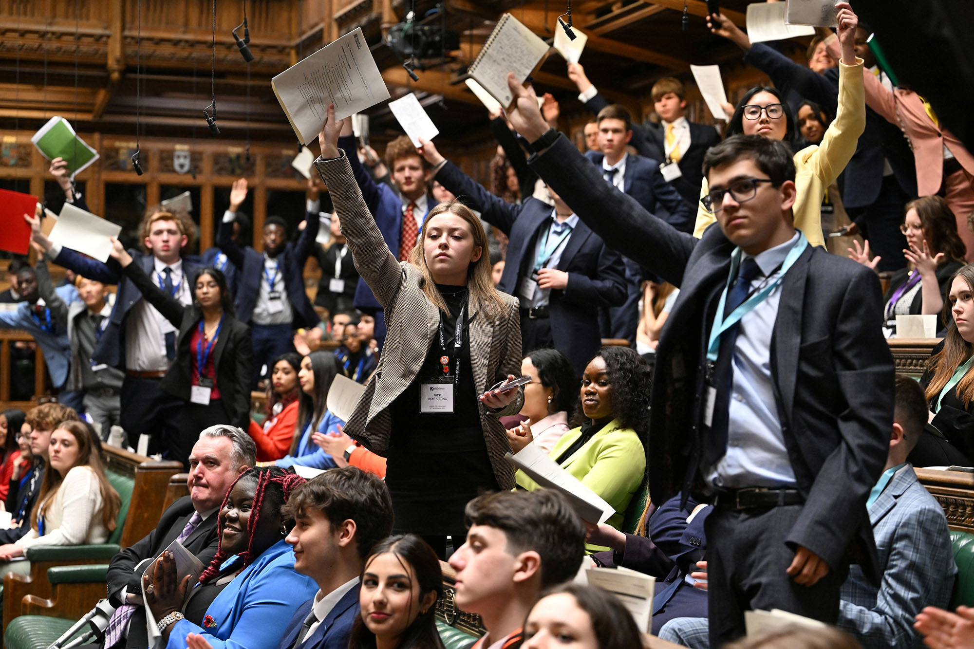 2023年11月17日，英國青年議會成員在倫敦出席下議院的會議，討論與年輕人相關的政策問題。（攝影/ UK Parliament/ Handout via REUTERS/ Maria Unger）