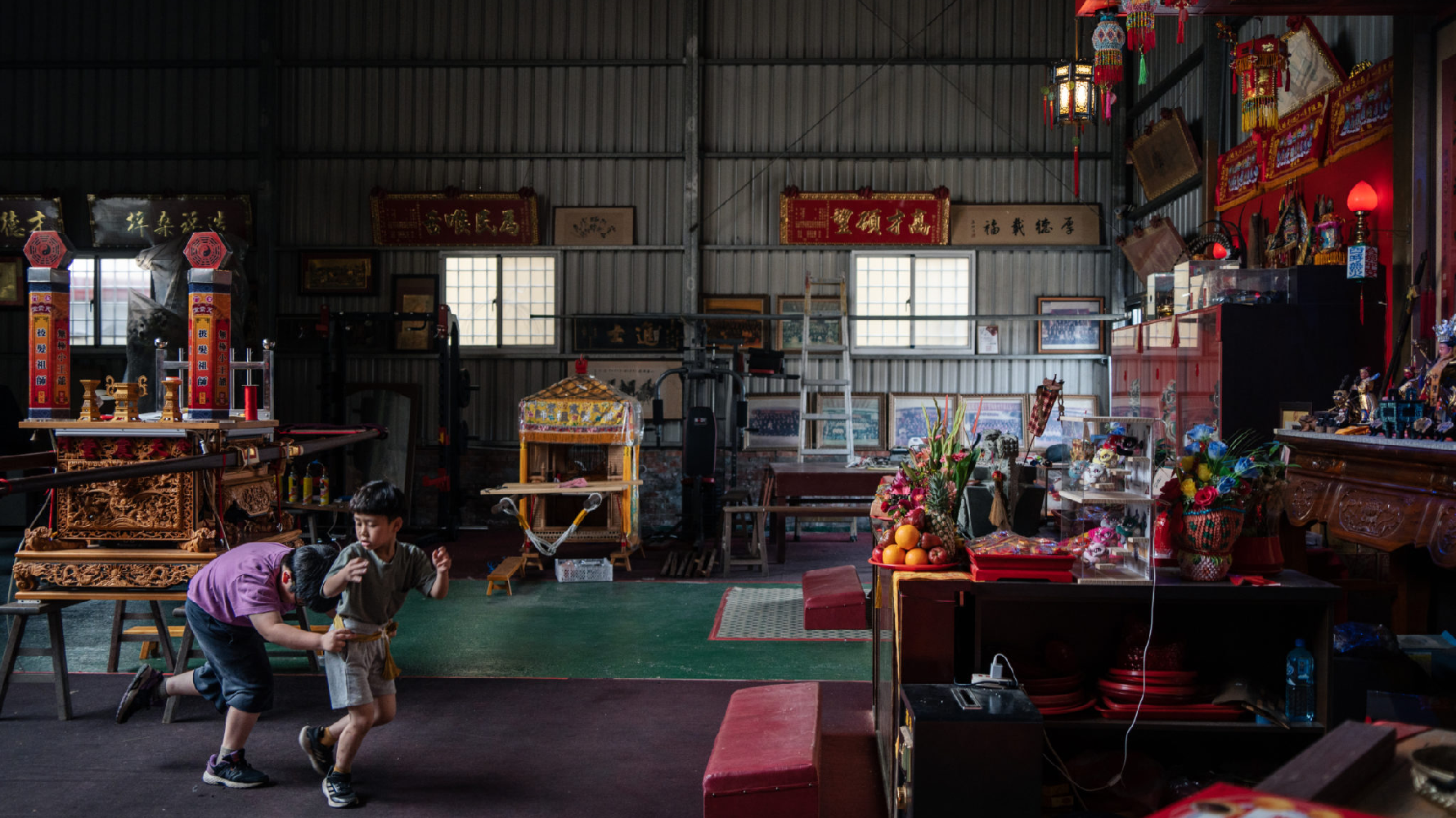 天震堂裡供奉許多神像，道館負責人許績才提到，神明會保護團員在練習時的安全。除此之外，神明就像團員們的教練，除了傾聽團員說不出口的煩惱，也為每次的挑戰帶來信心。