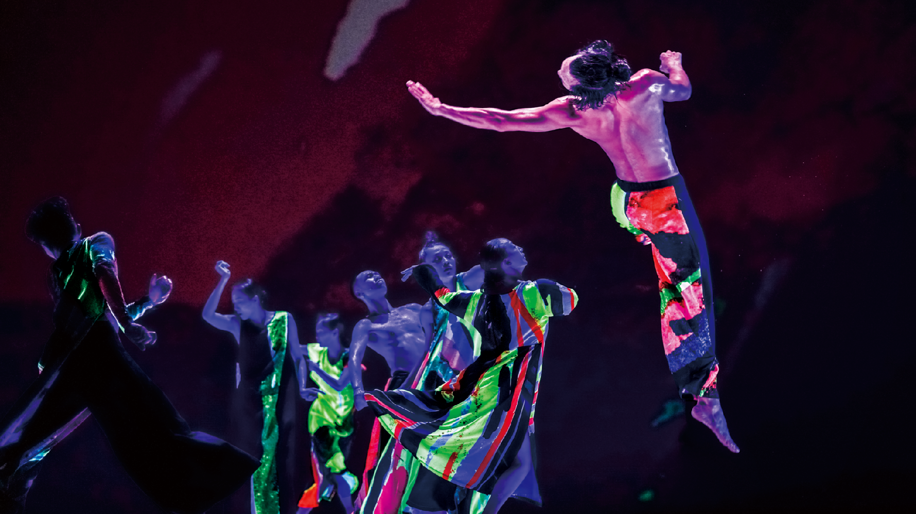 鄭宗龍代表作品《十三聲》，以母親對台北萬華的記憶為主軸，呈現艋舺斑斕繽紛的廟宇色彩與巿井文化。（圖片提供／雲門基金會）