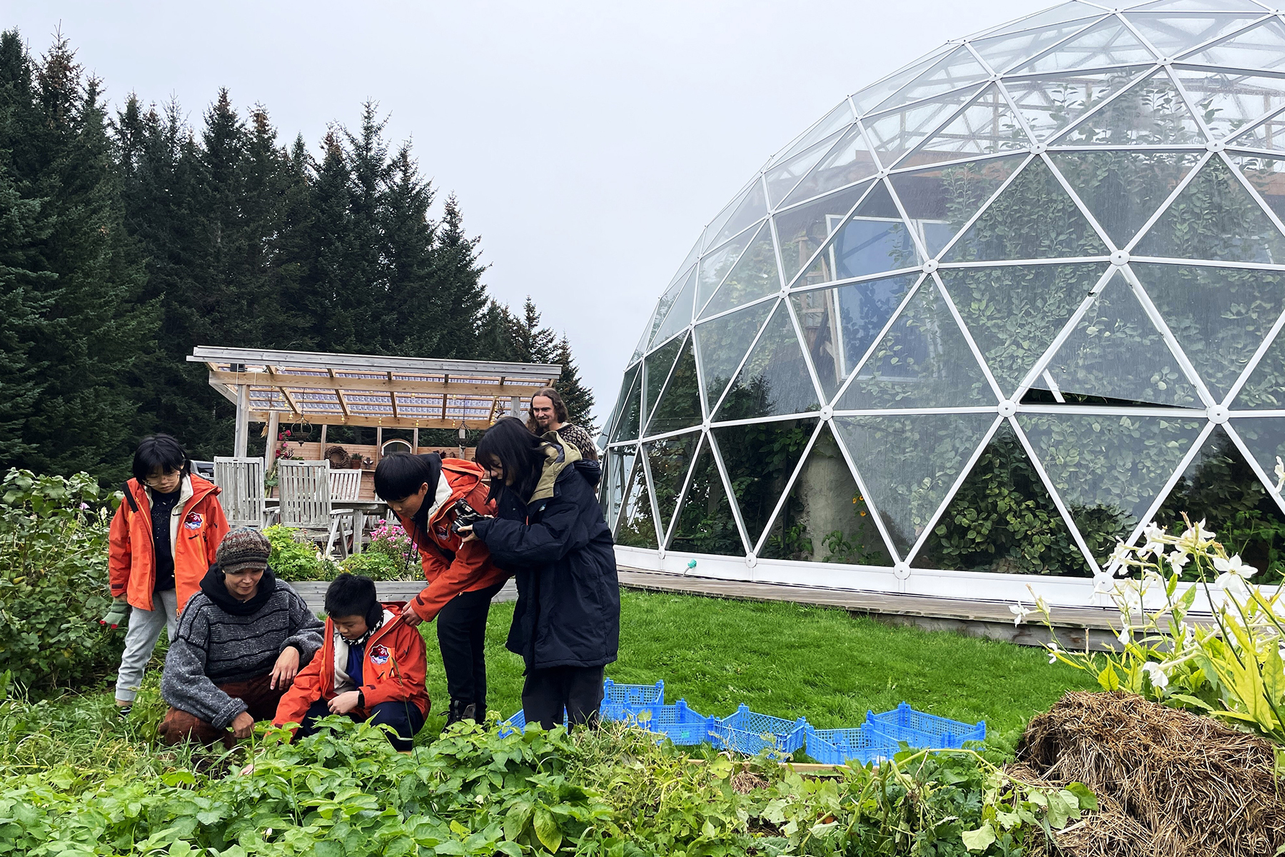 陳張子晨參觀玻璃屋綠建築，了解一棟房子可以如何在設計上落實永續目標。（圖片提供／《下課花路米》）