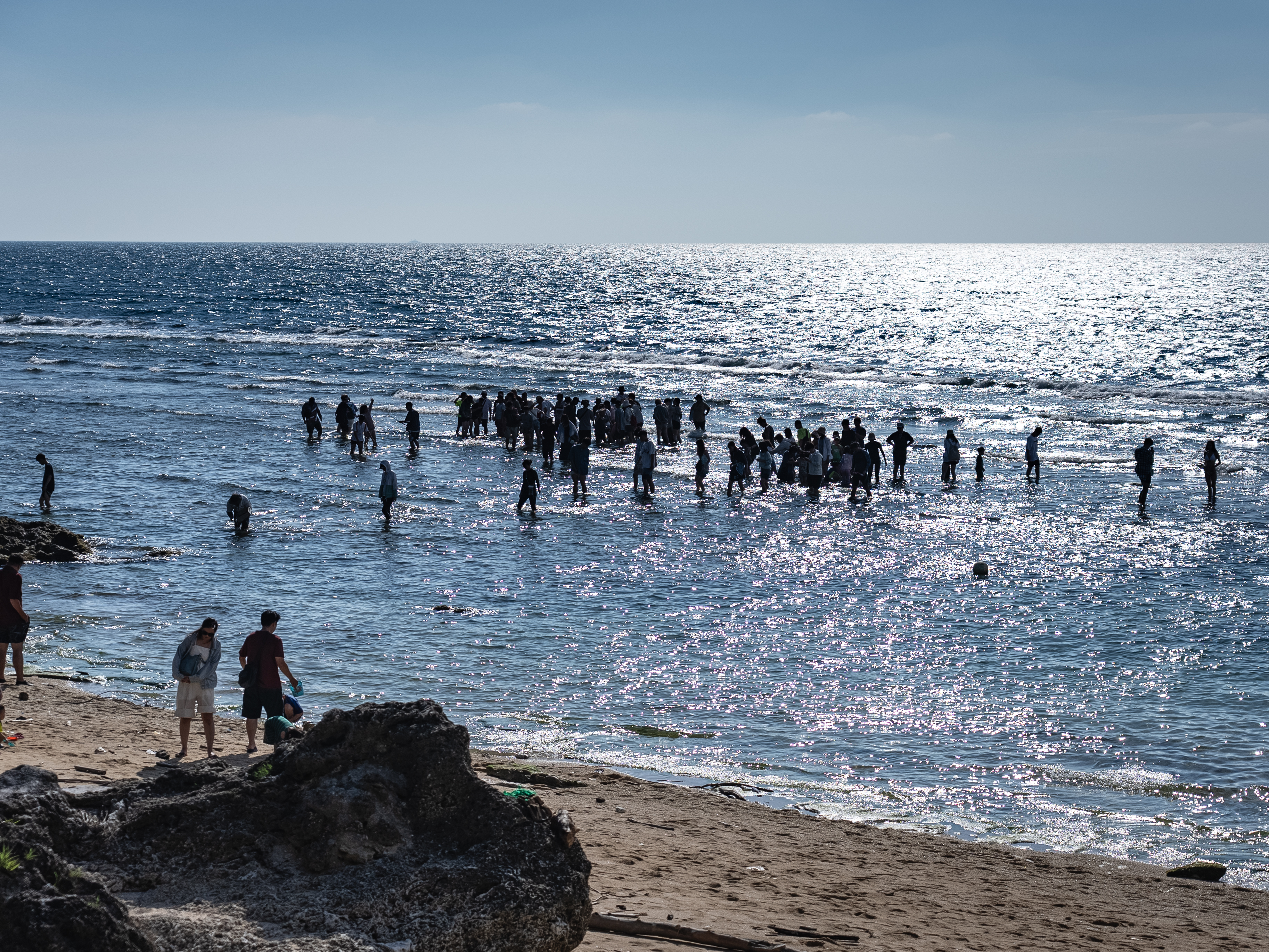 蛤板灣又稱「威尼斯海灘」，目前尚未成為收費區，但限制遊客若無導覽員帶領，不得離岸超過10公尺。（攝影／蘇淮）