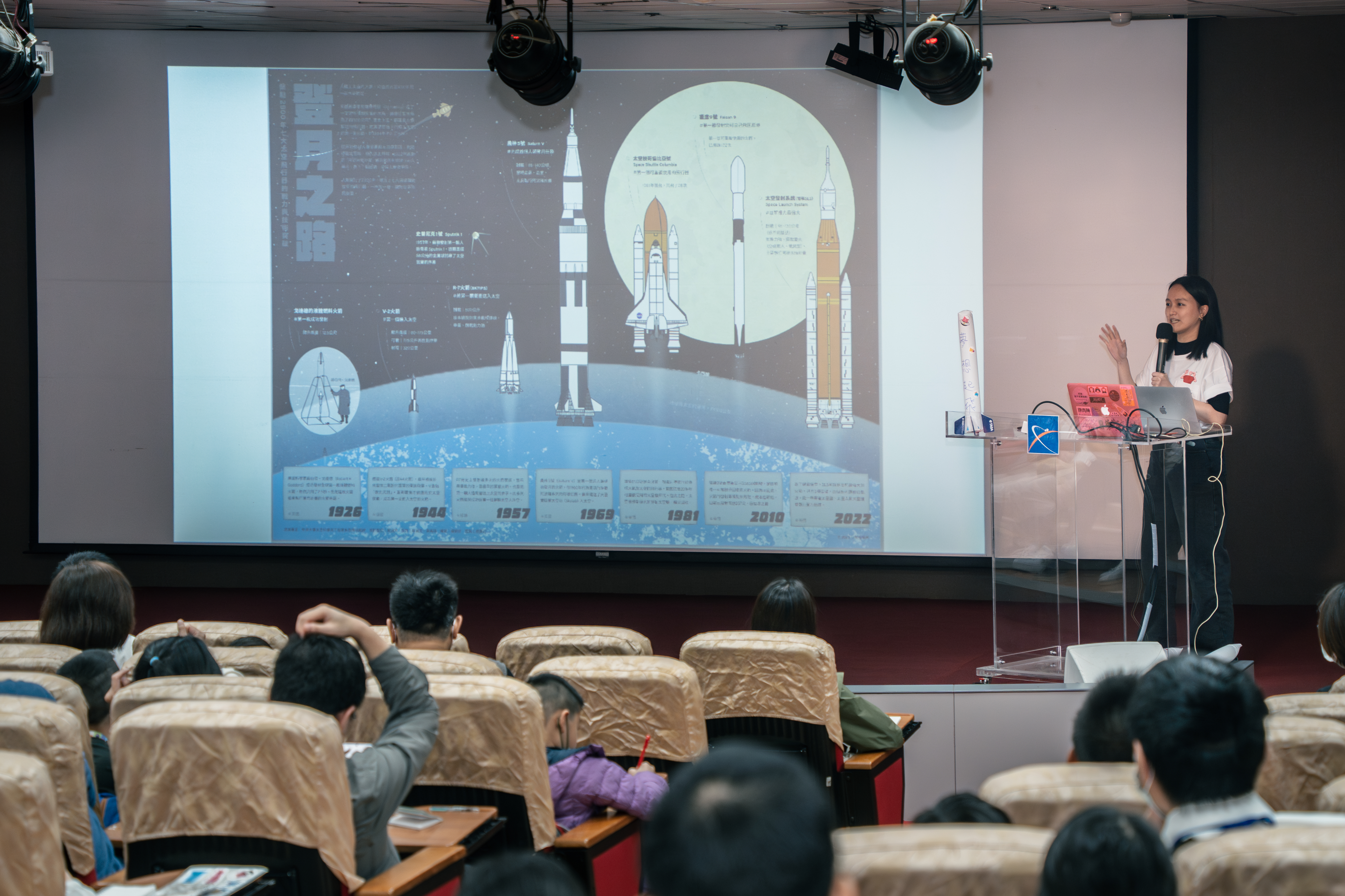 《少年報導者》設計師鄭涵文將複雜的資訊轉化為精緻易懂的圖像，這張海報也備受親子家庭喜愛。（攝影／王崴漢）